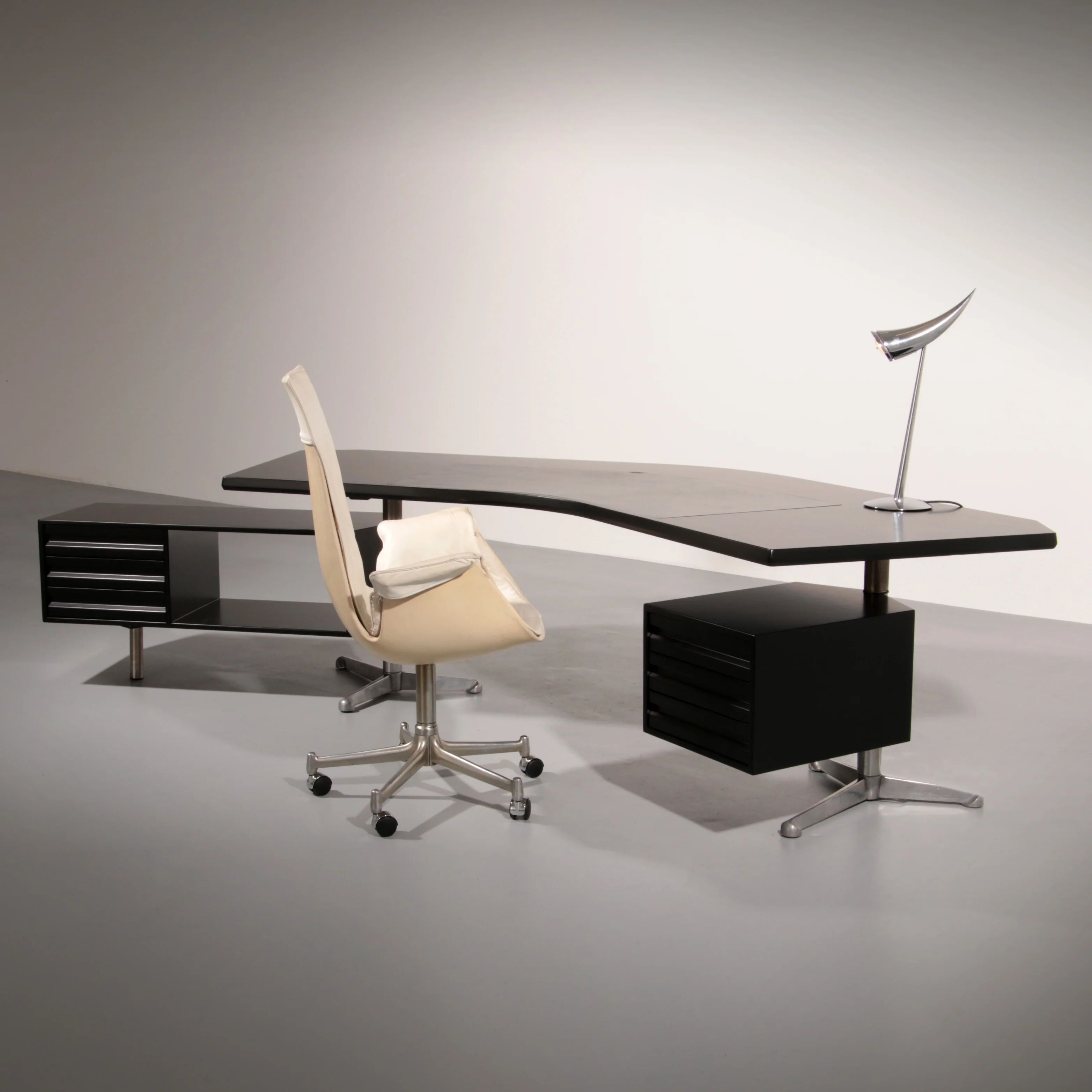 Bureau d'angle exécutif 'T96' d'Osvaldo Borsani pour Tecno en bois laqué noir