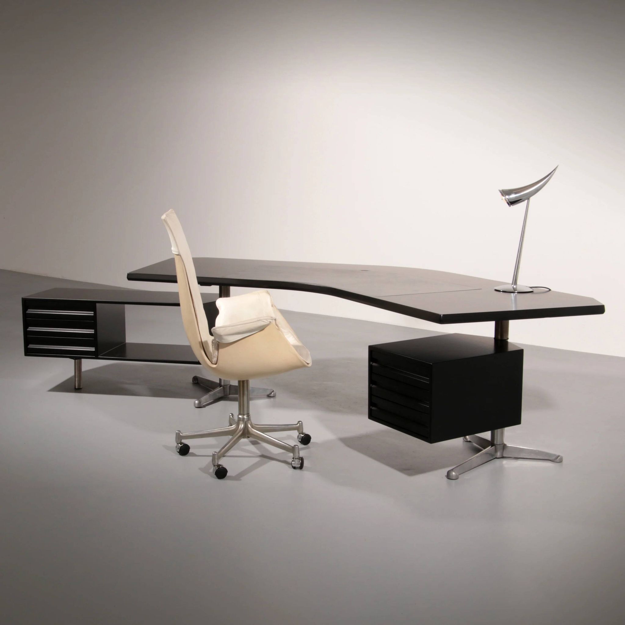 Osvaldo Borsani for Tecno ‘T96’ executive corner desk in black lacquered wood