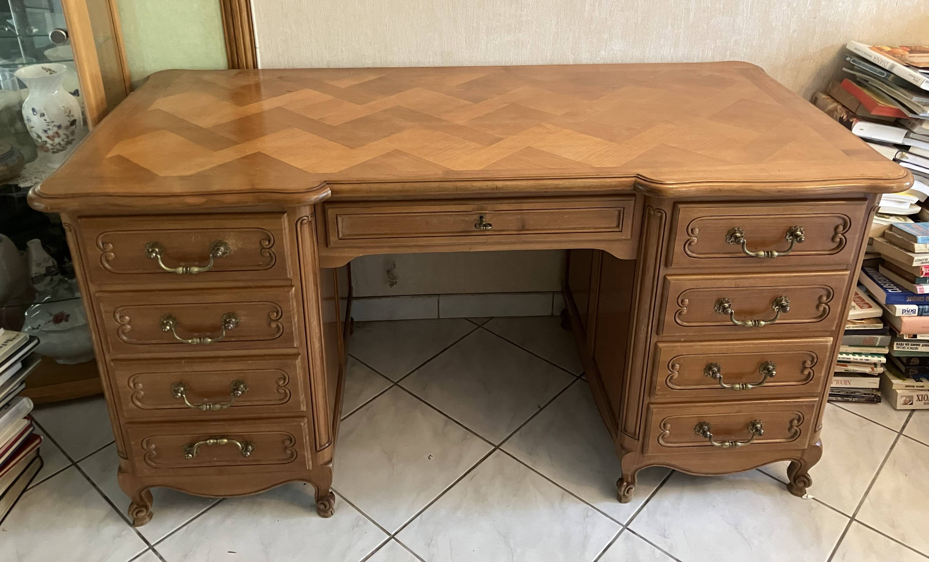 Bureau en merisier massif style Louis XV