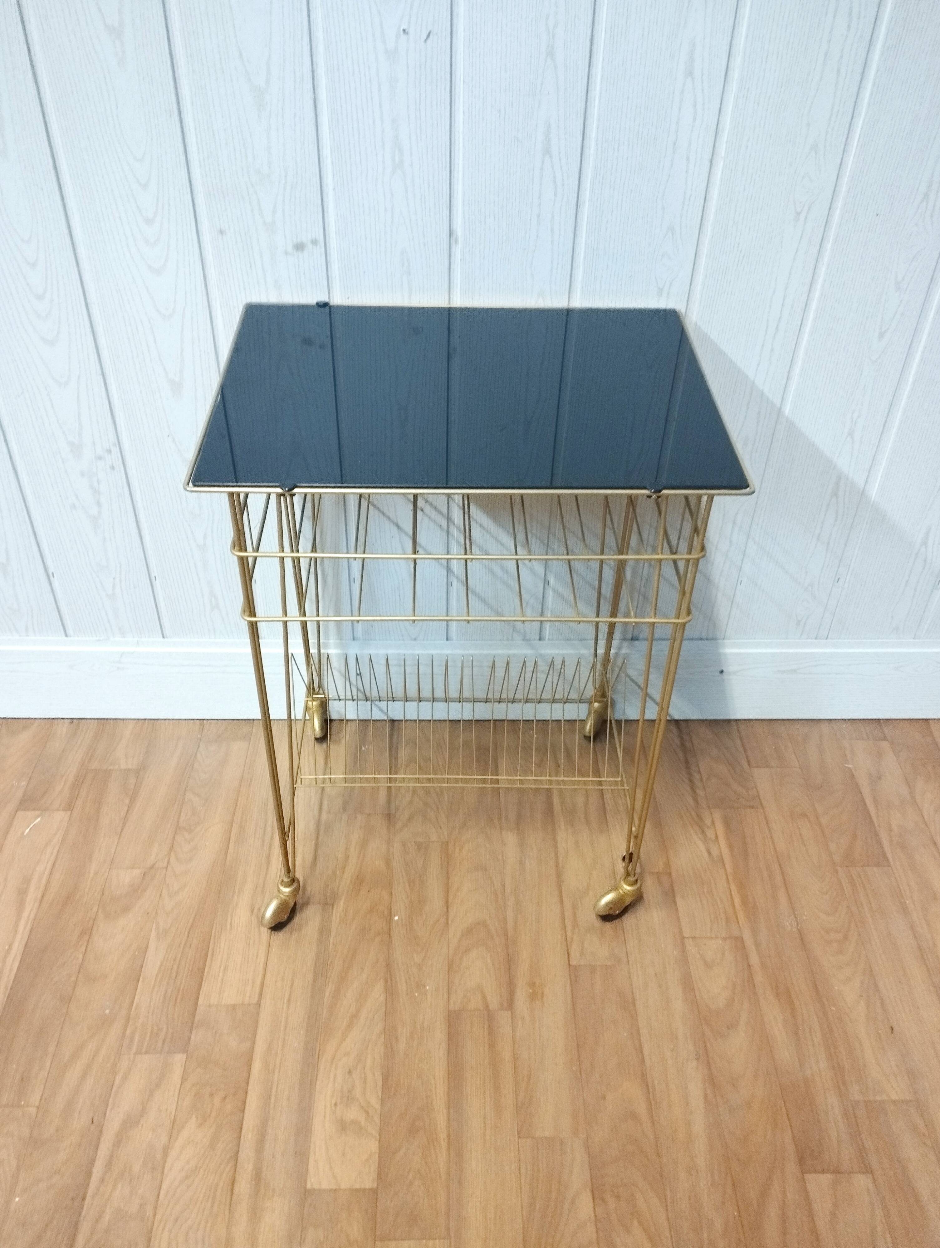 Table vinyl holder and turntable vintage record