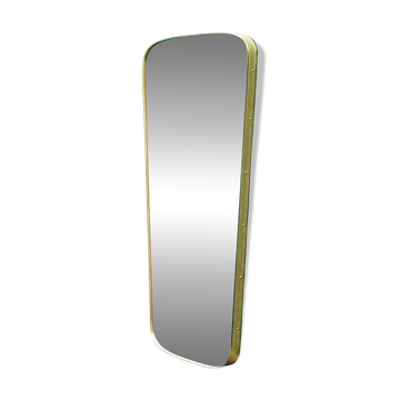 Miroir rectangulaire au bords arrondis et cadre en laiton repoussé