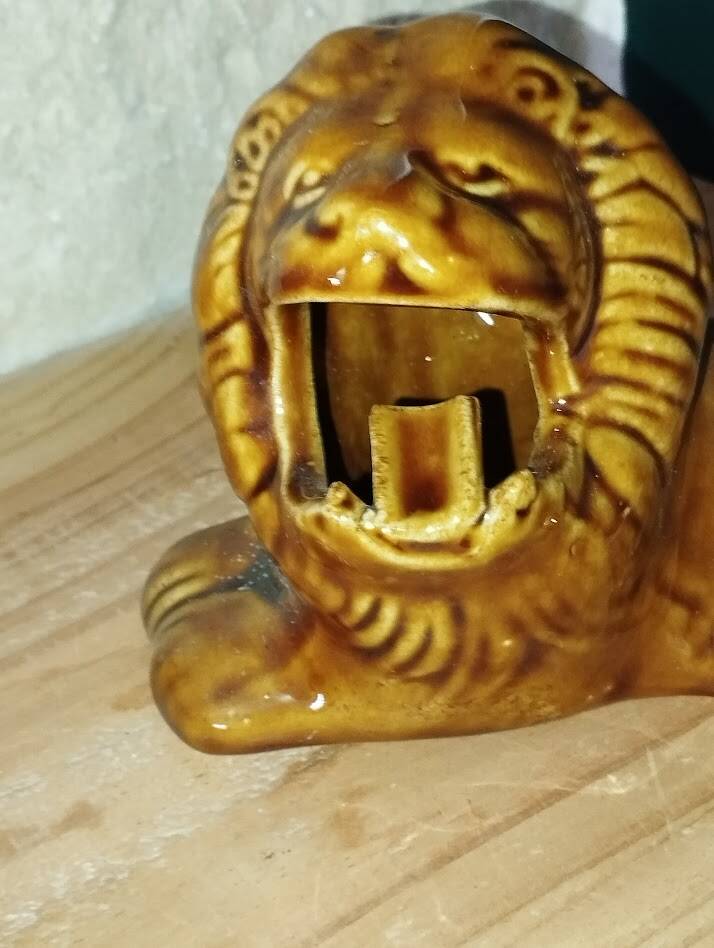 Ceramic lion – Vintage cigarette holder – 1950s–60s