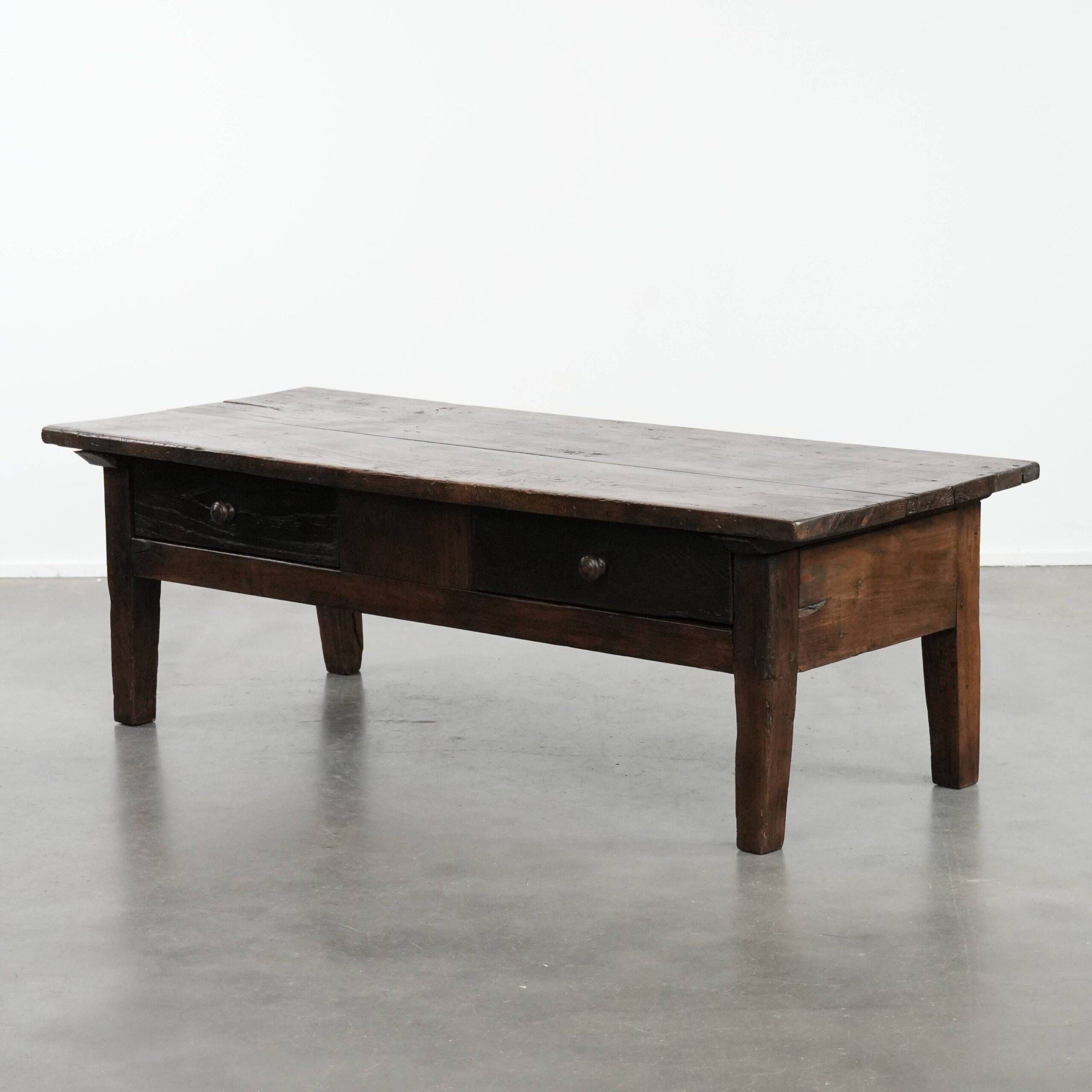 Antique 18th-century Southern European coffee table made of chestnut wood