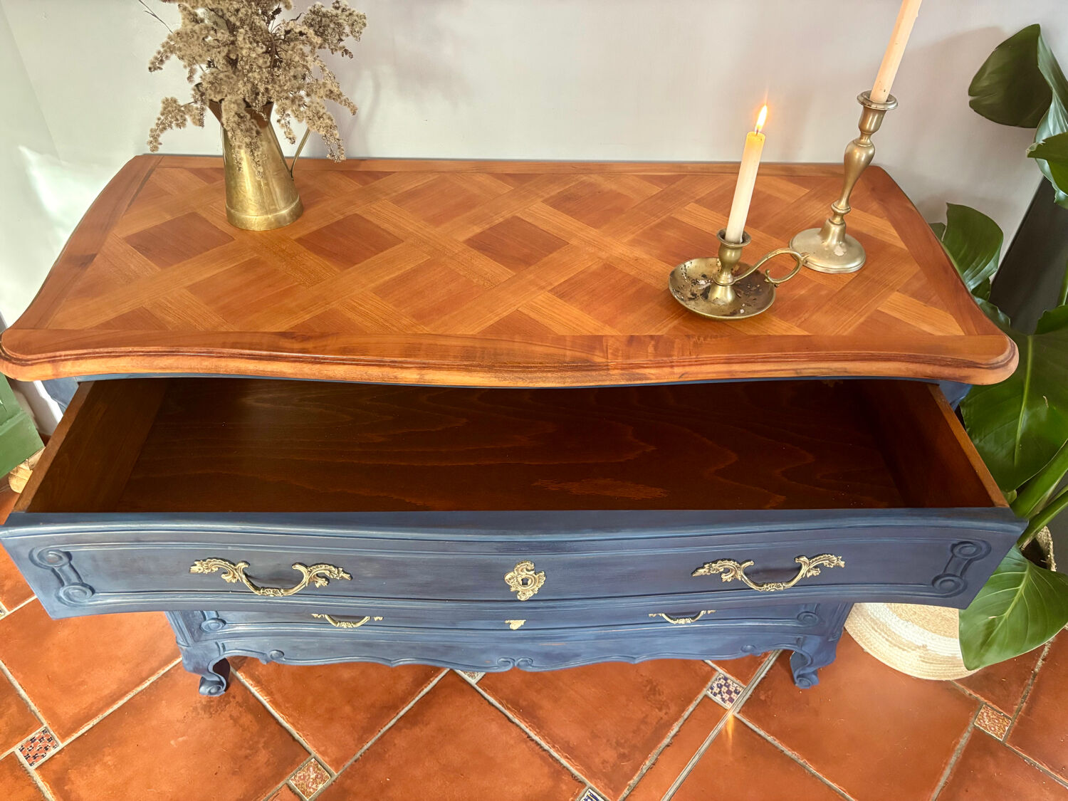 Commode vintage restaurée – peinture Annie Sloan Oxford Navy & cire cl