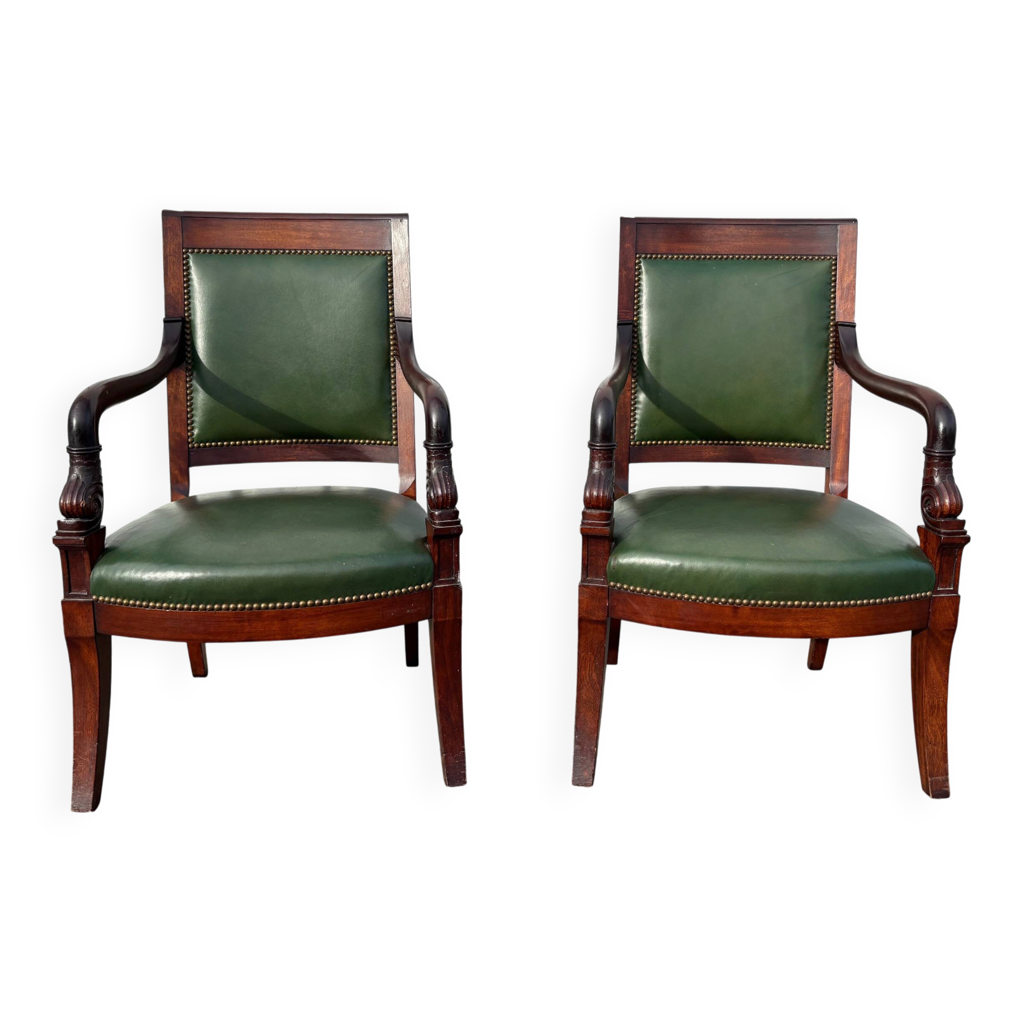 Paire de fauteuils de style Empire en acajou et cuir vert