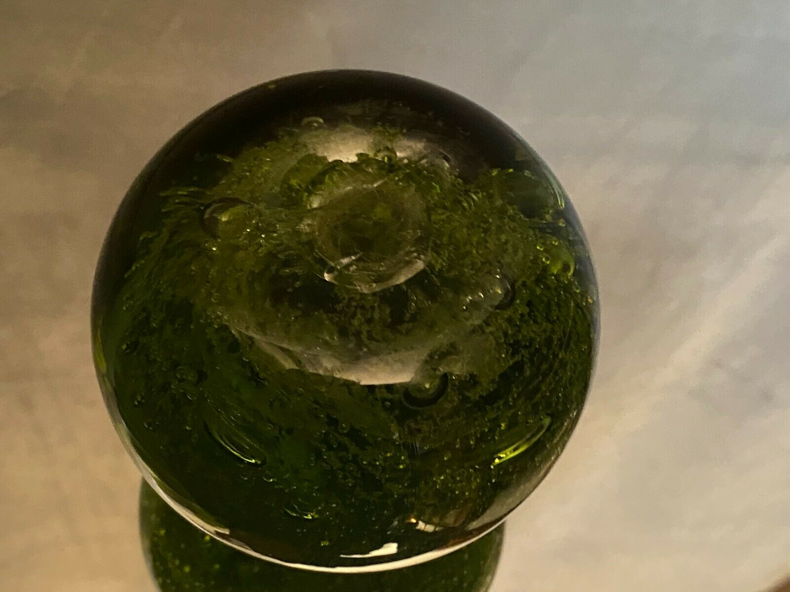 Boule sulfure presse-papier en verre teinté vert