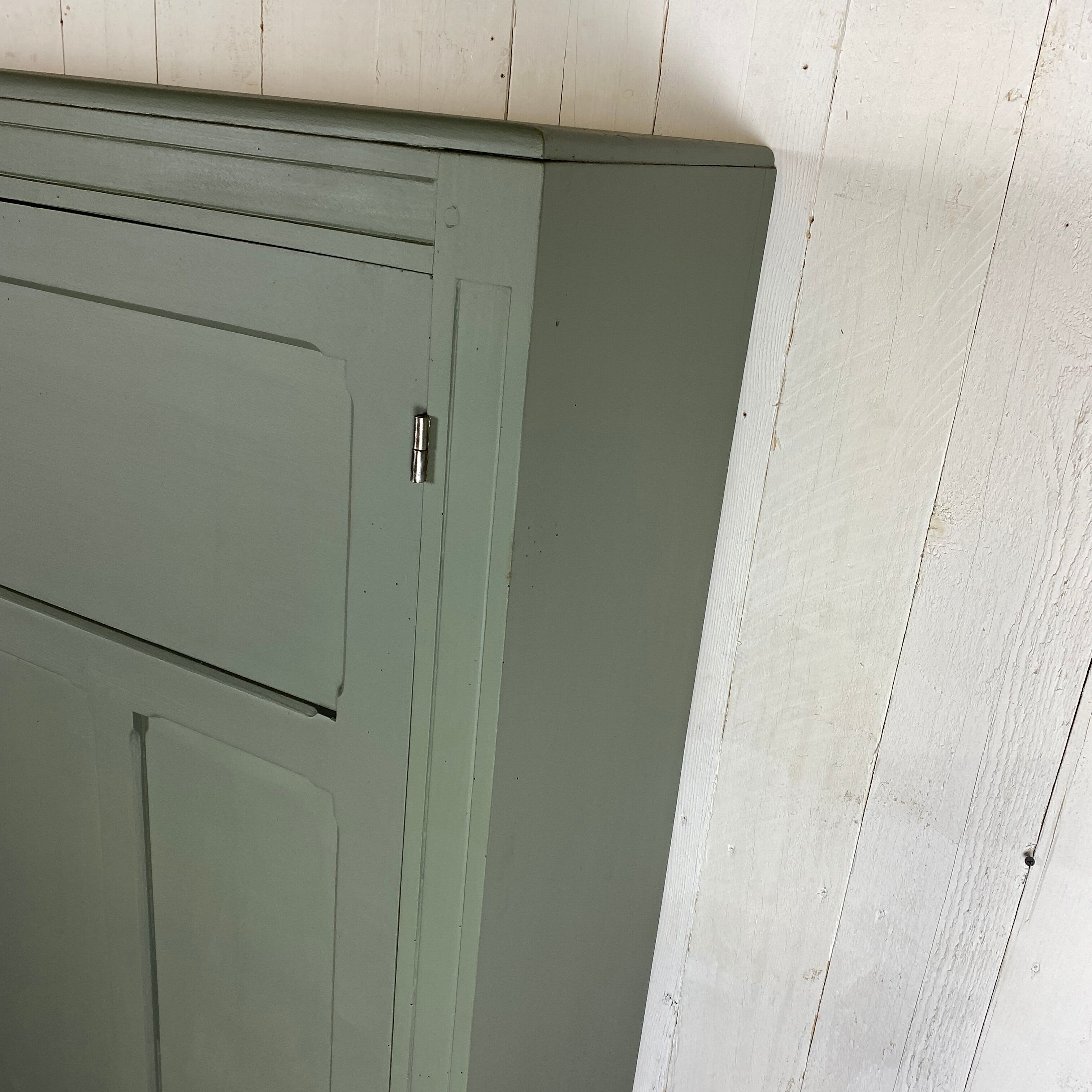 Armoire parisienne vert sauge