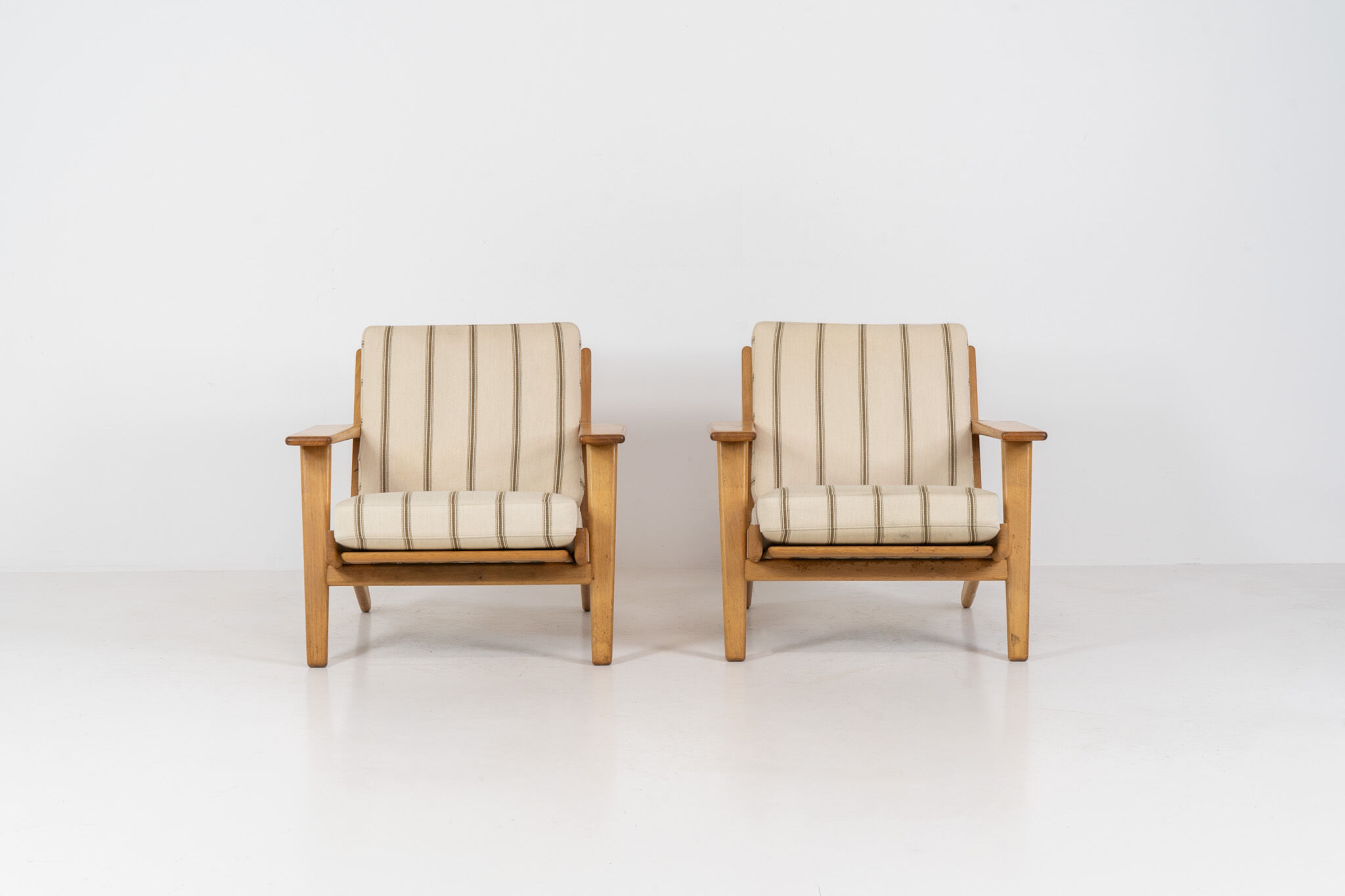 Pair of first-generation GE-290 lounge chairs designed by Hans J. Wegner.