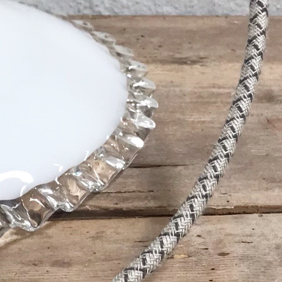 Serrated opaline suspension