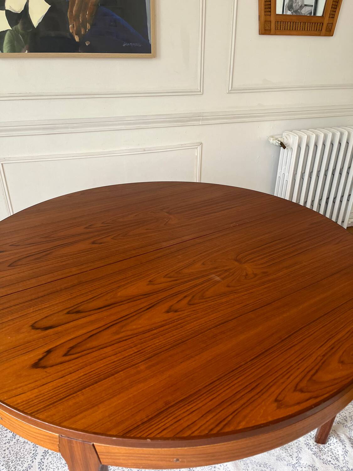 Round extendable rosewood table from the 70s