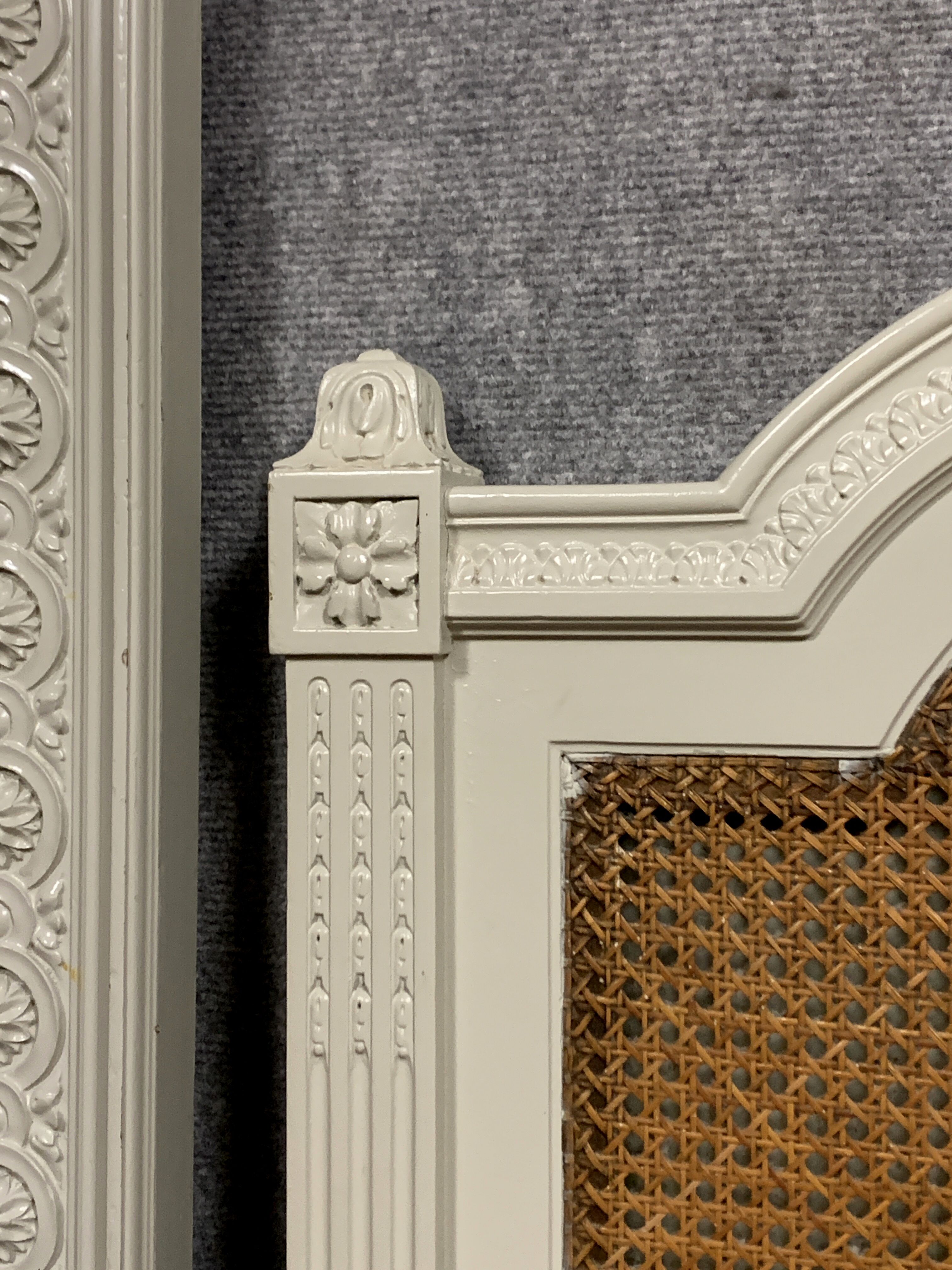 Lit de centre louis xvi en bois laqué et fond de canne vers 1850