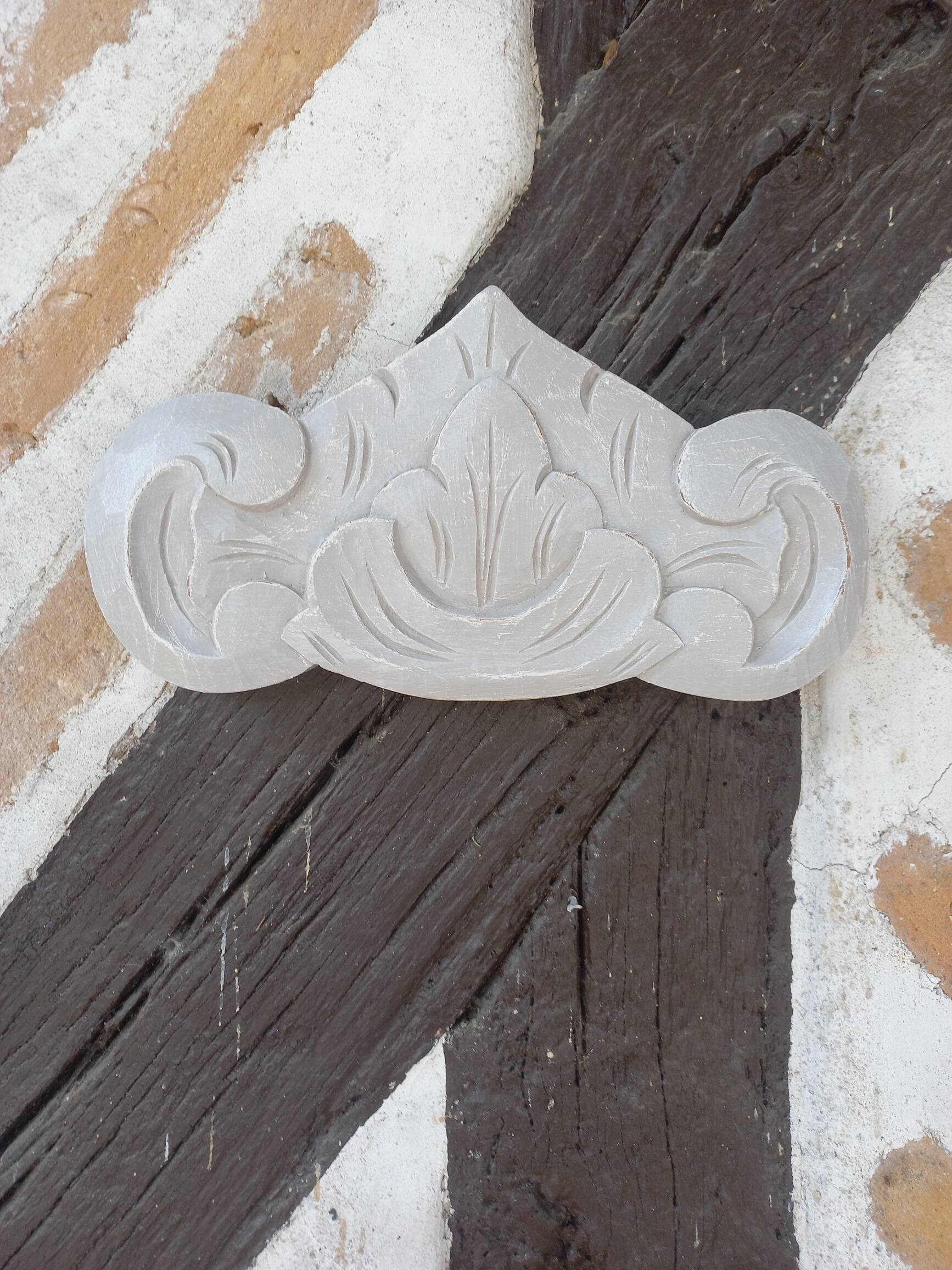 Linen patinated carved pediment woodwork