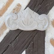 Boiserie fronton sculptée patinée lin
