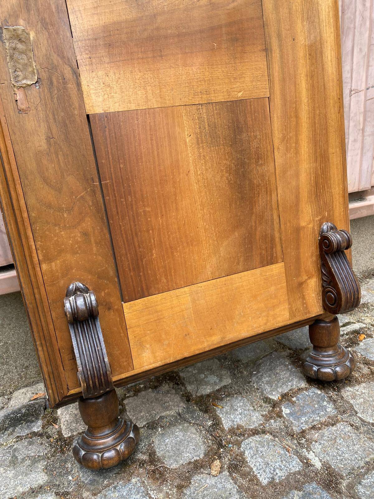 Vintage coat rack wardrobe in solid walnut from the 1930s.