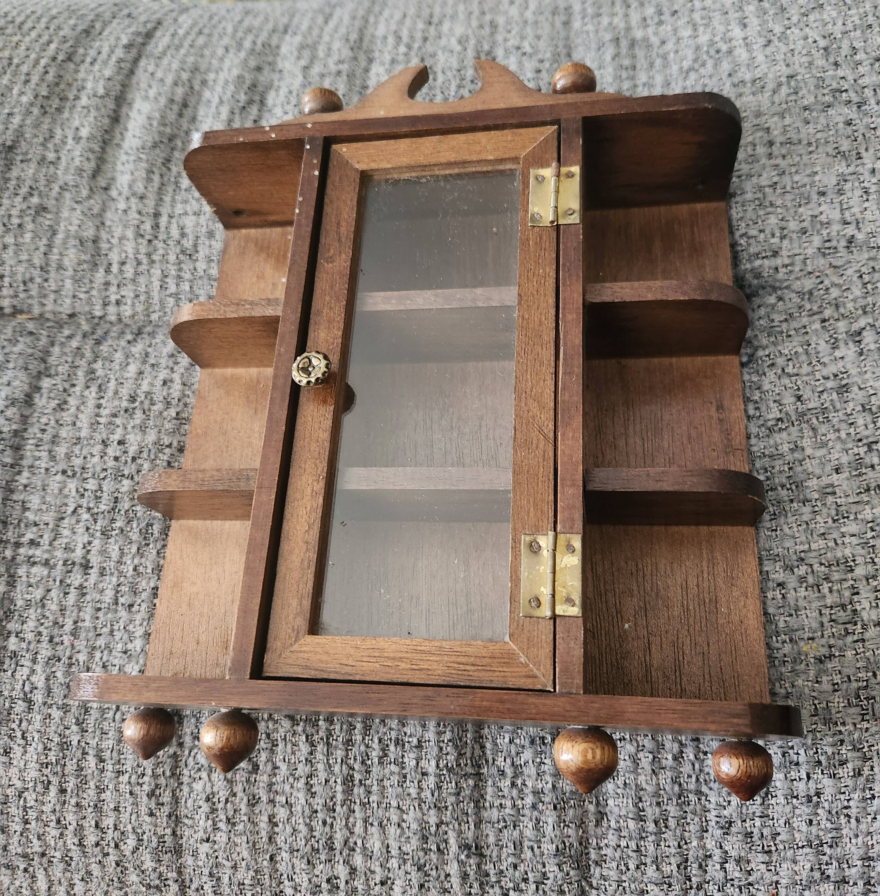 Armoire de poupée