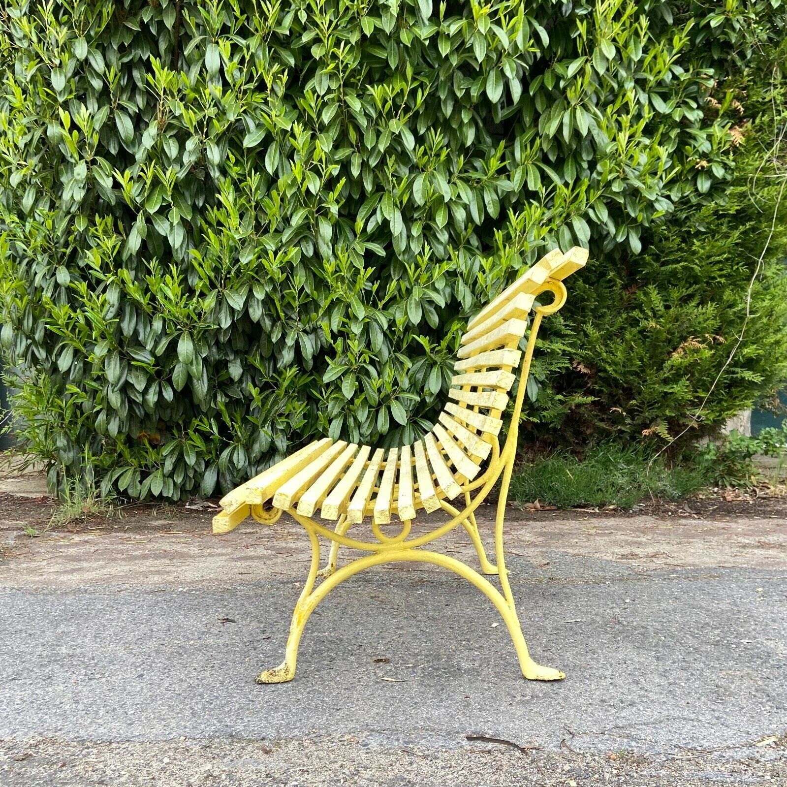 Banc de jardin ancien style Napoleon III - bois et fonte - pied liane végétal