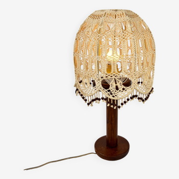 Lampe de table avec base en chêne et abat-jour en macramé, années 1960