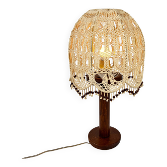 Lampe de table avec base en chêne et abat-jour en macramé, années 1960