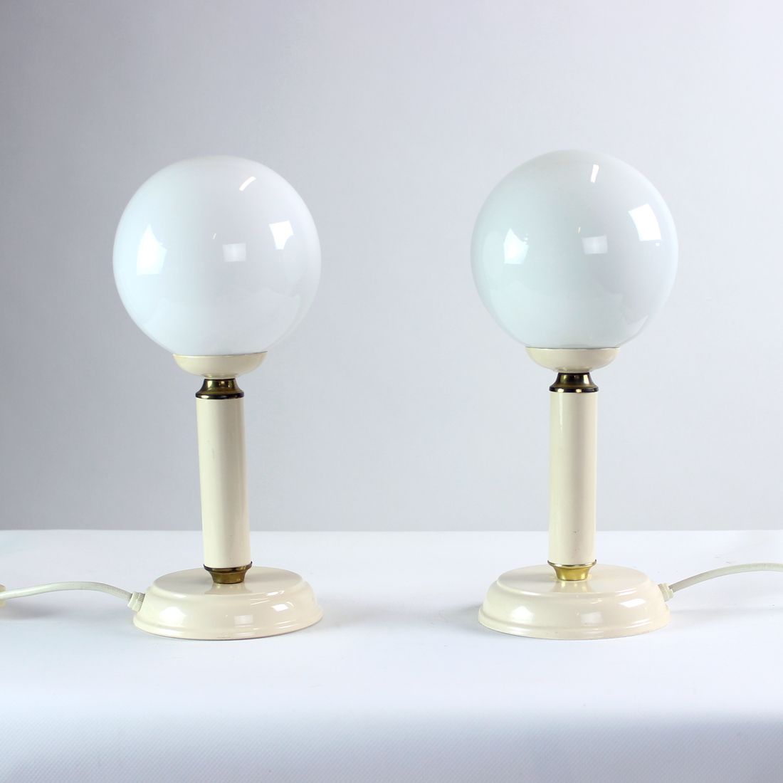 Paire de lampes en verre opalin, Tchécoslovaquie années 1970