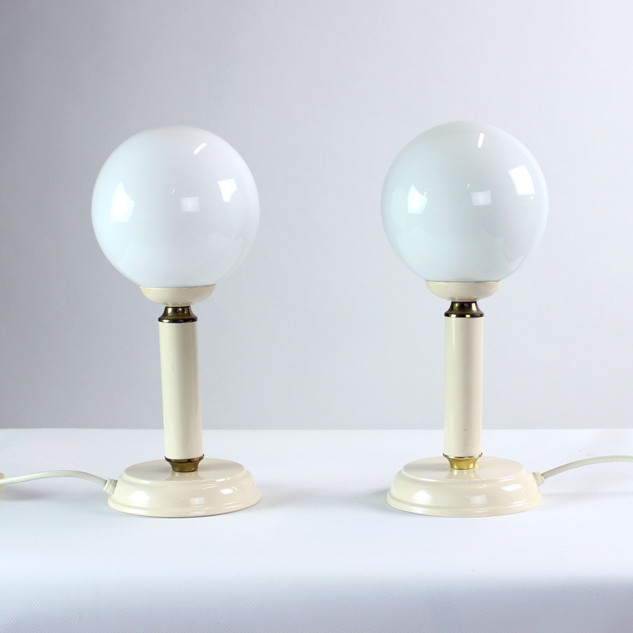 Paire de lampes en verre opalin, Tchécoslovaquie années 1970