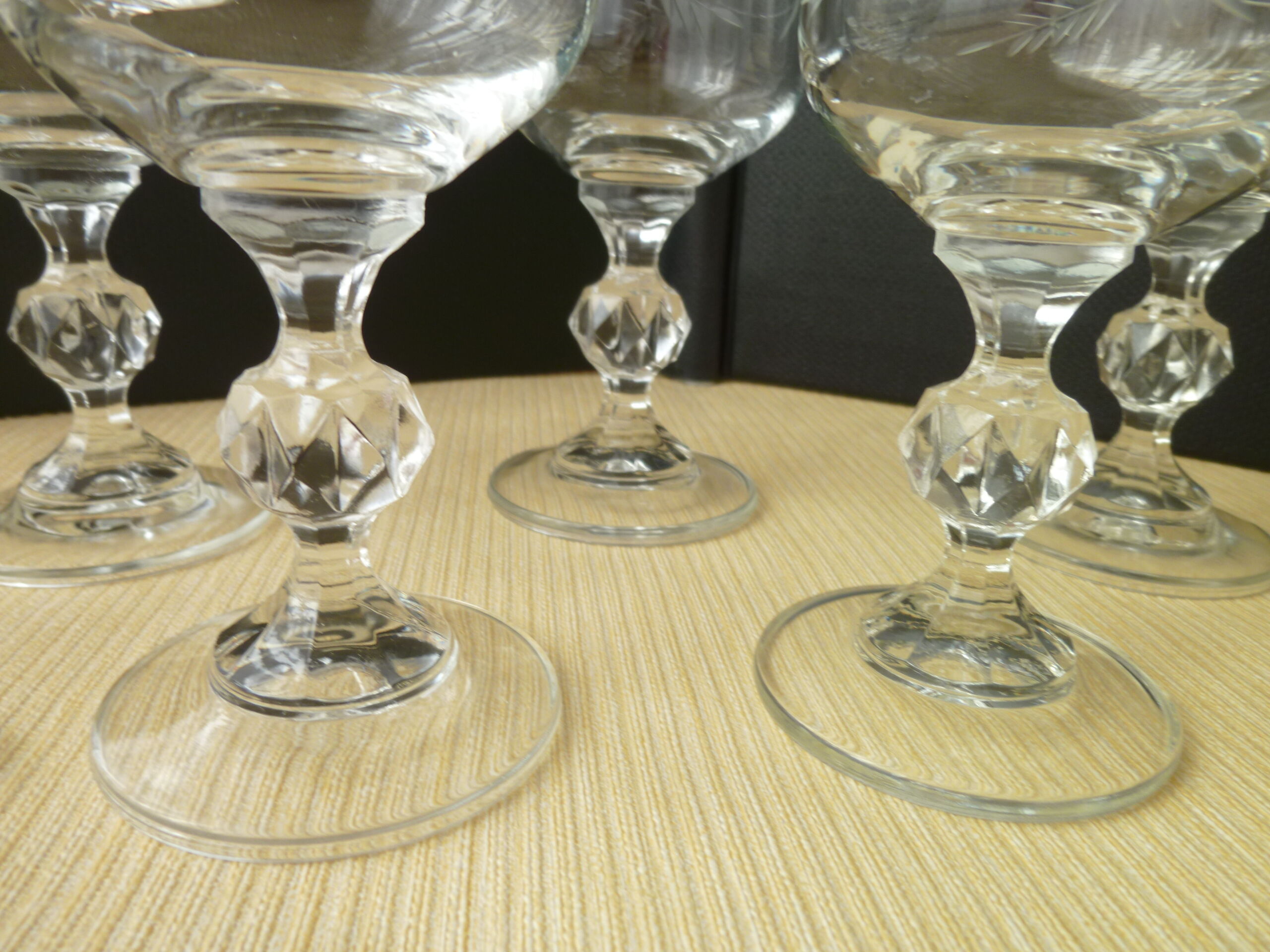 Set de 6 verres à vin en verre meulé