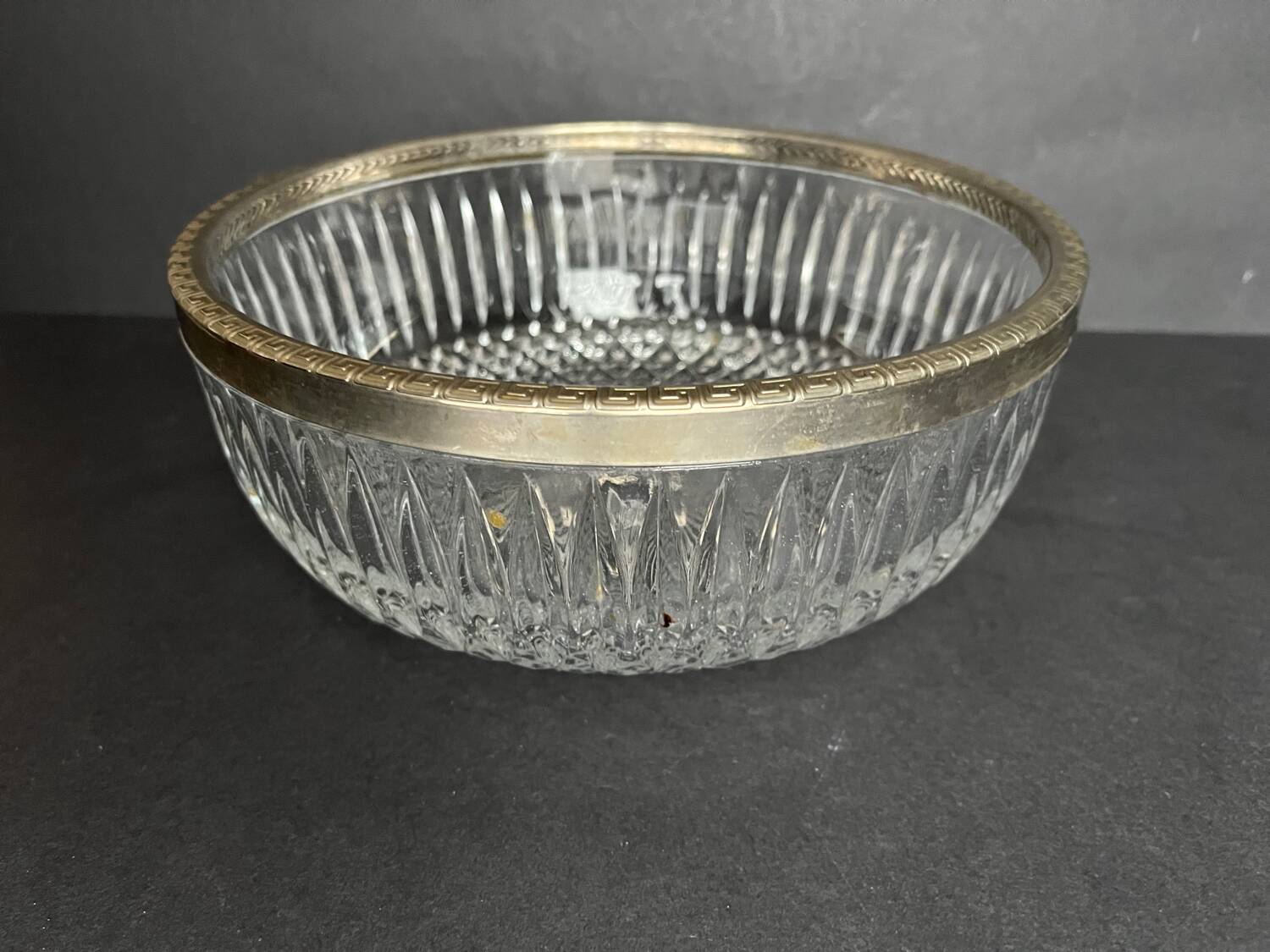 Coupe ou saladier en verre taillé