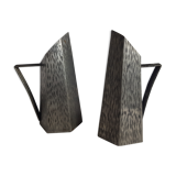 Deux vases en étain d'art texturé au design original Irman