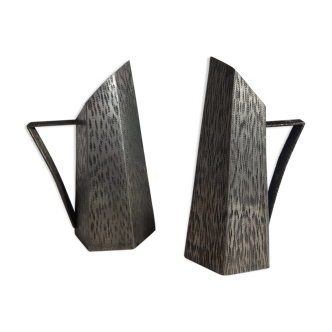 Deux vases en étain d'art texturé au design original Irman
