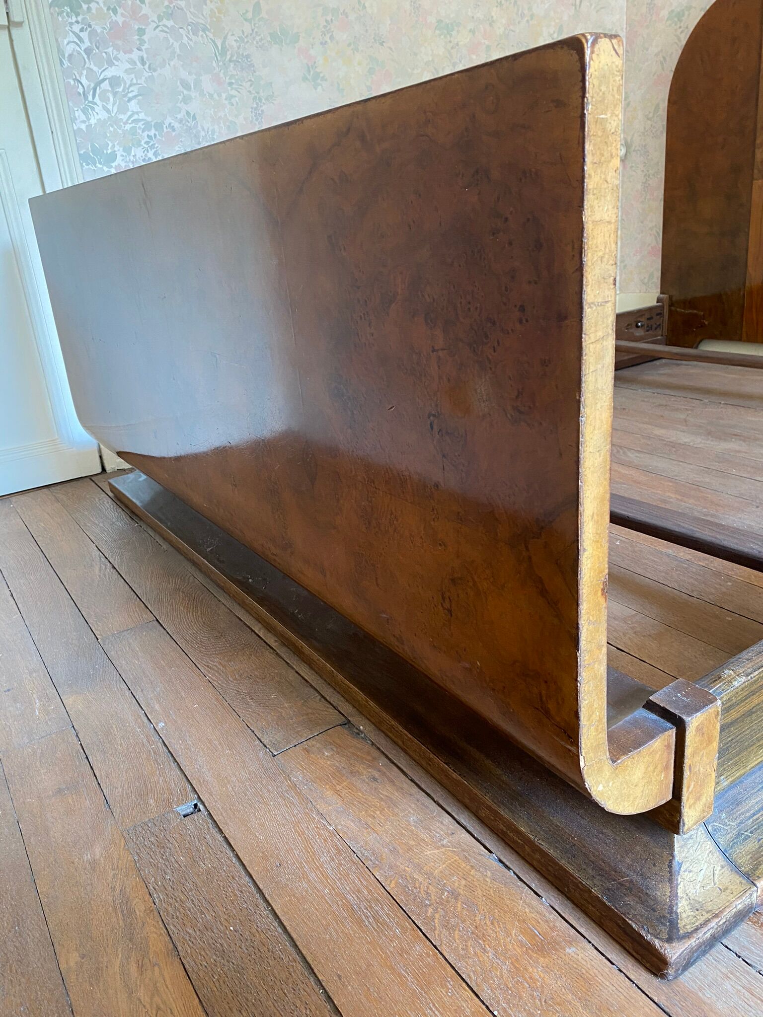 Art deco bed dating from the 30s in Ronce de Noyer
