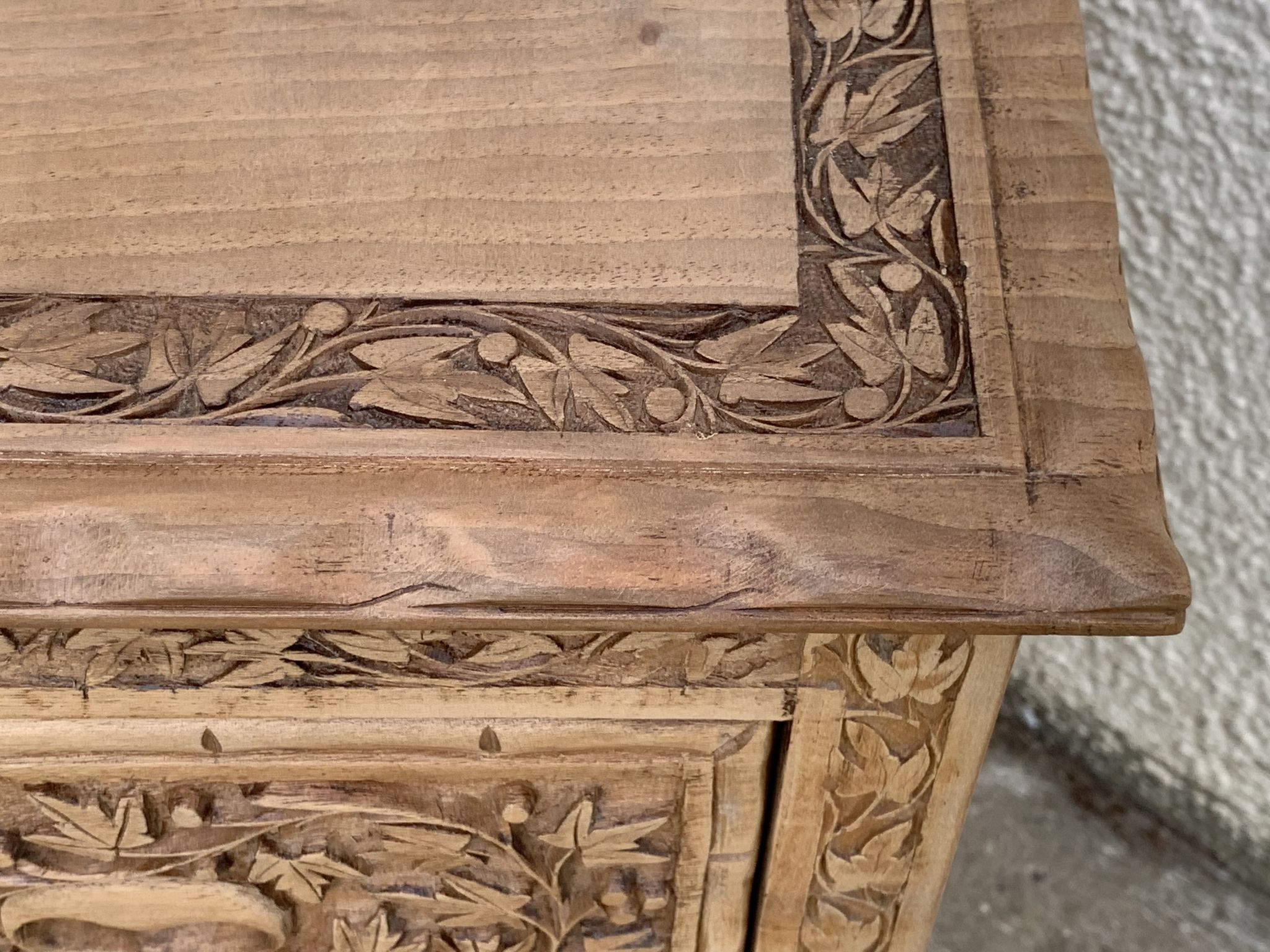 Commode vintage basse Padouk Massif sculpté 1950
