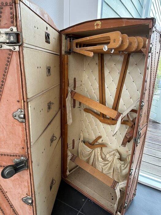 Large travel trunk wardrobe Cosmopolis – vintage leather trunk