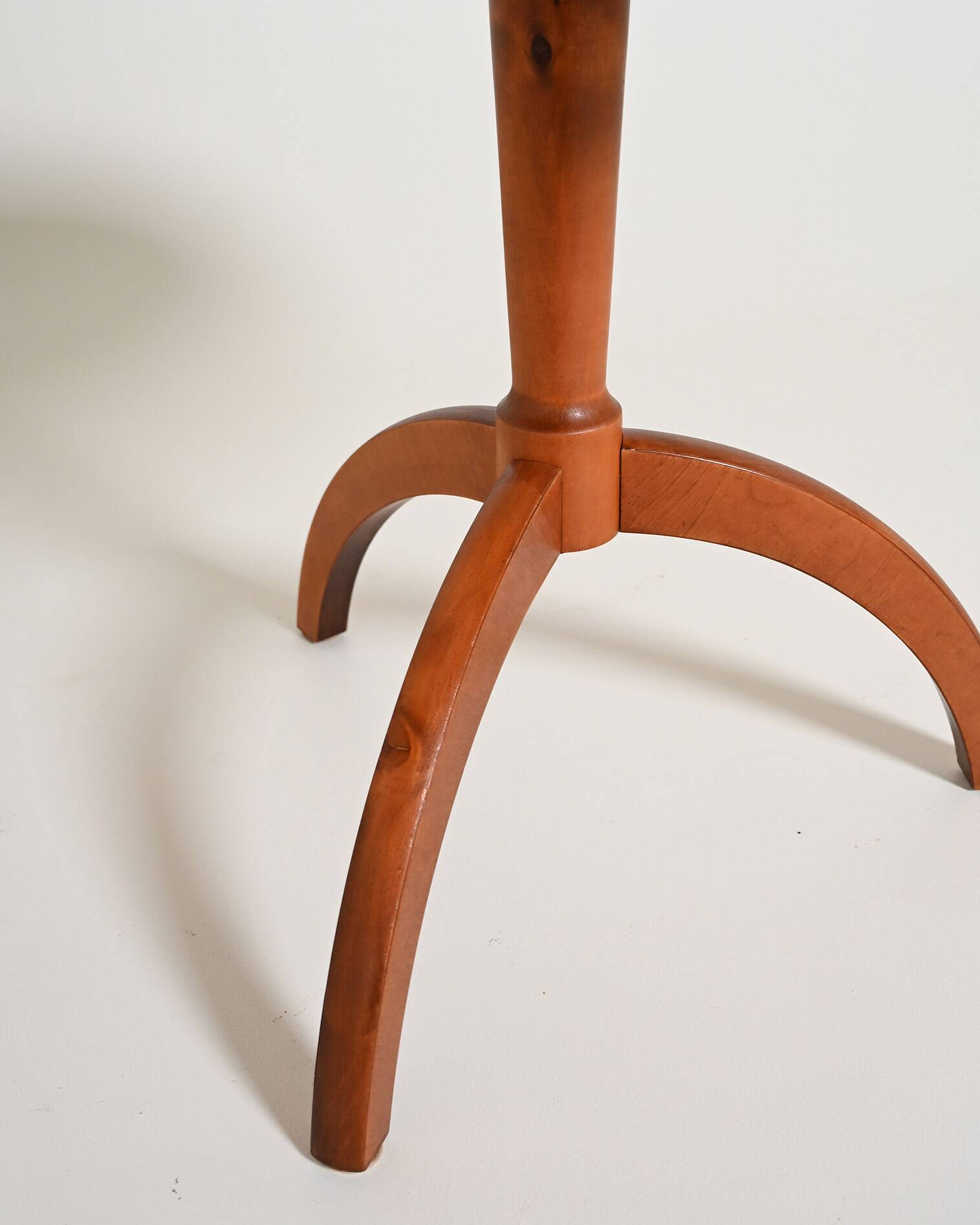Table basse en bois d'orme, années 1940