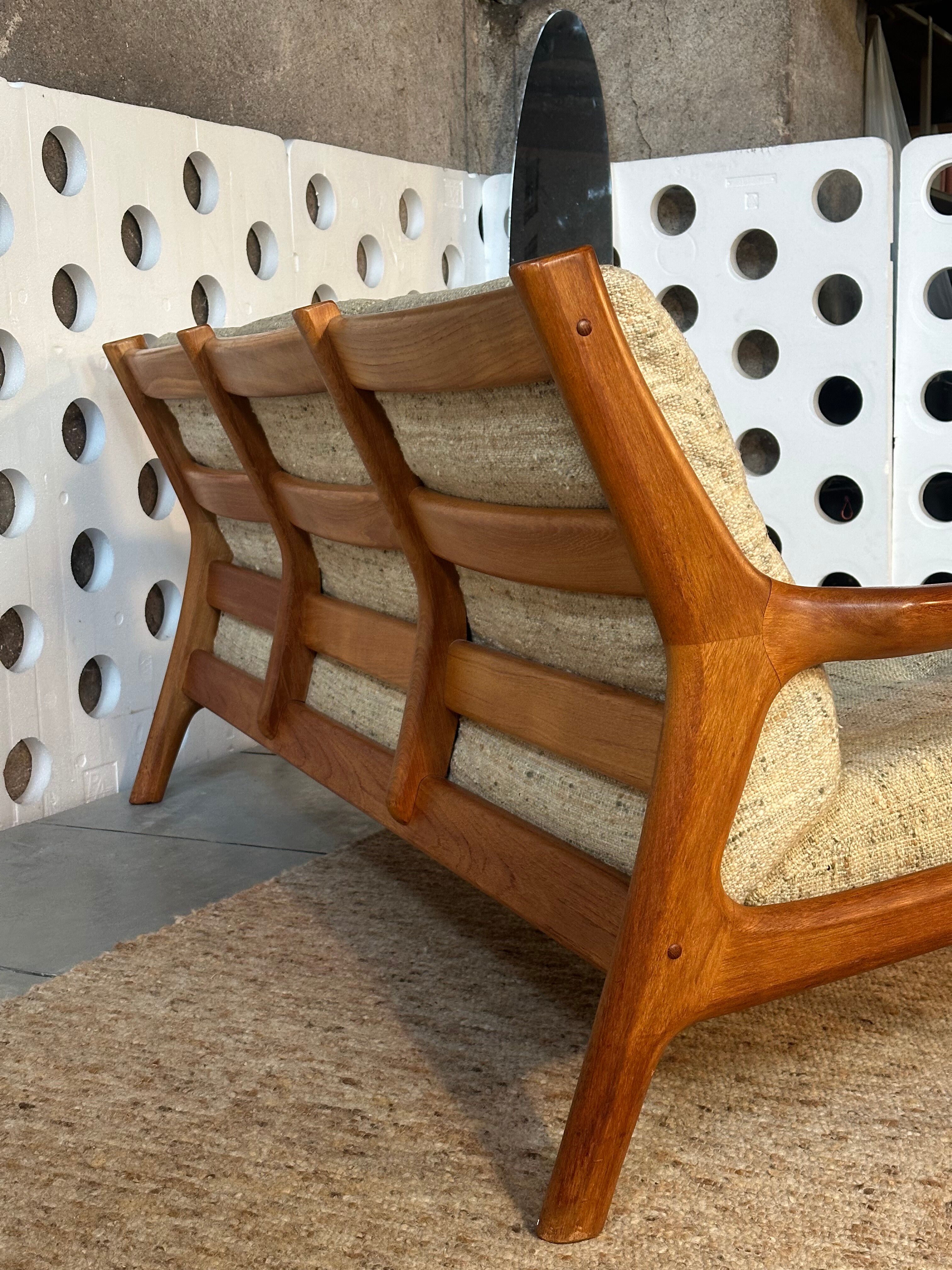 Scandinavian teak canapé “Thams Kvalitet” — design by Georg Thams for A