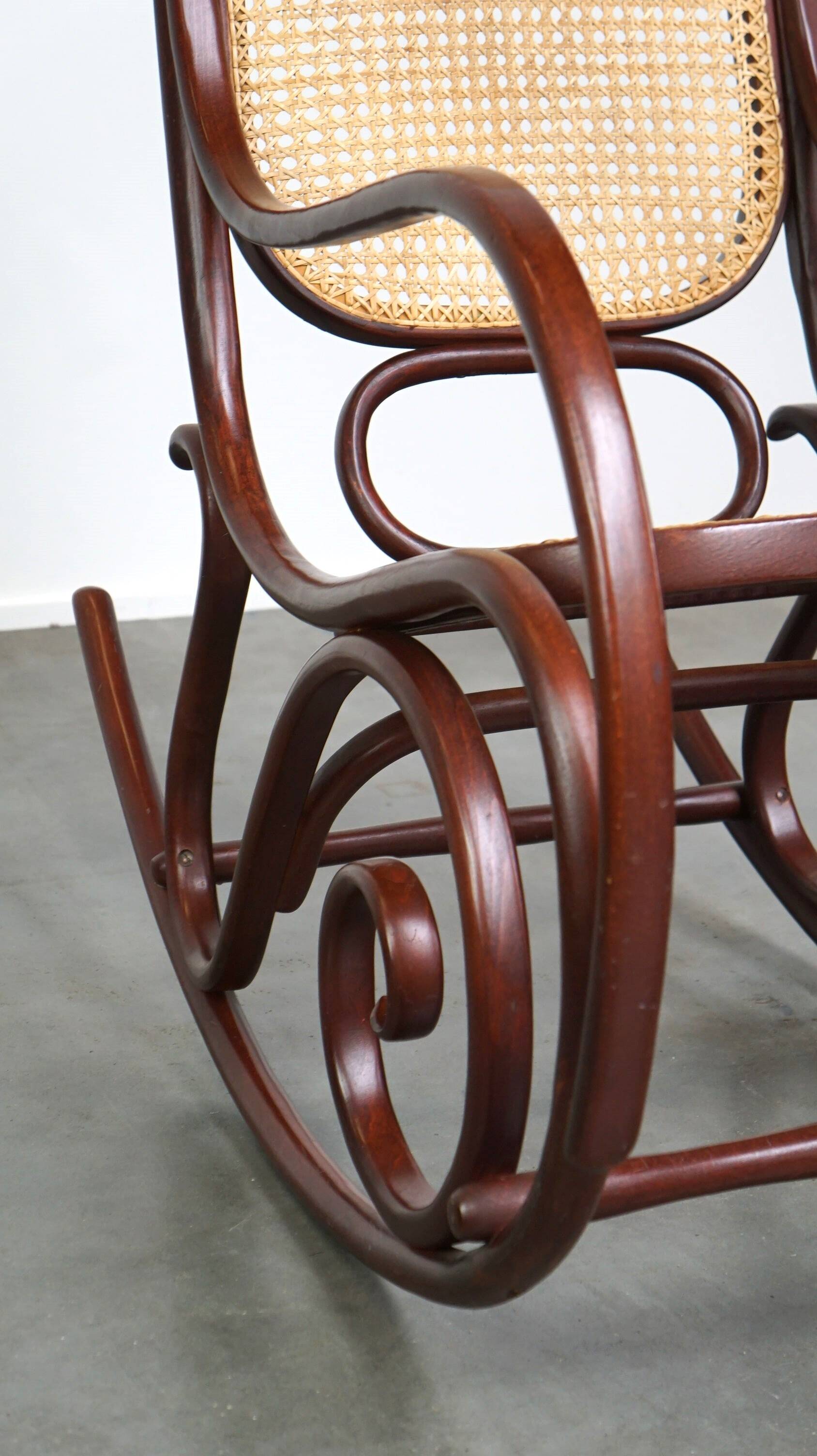 Superbe fauteuil à bascule vintage en bois courbé
