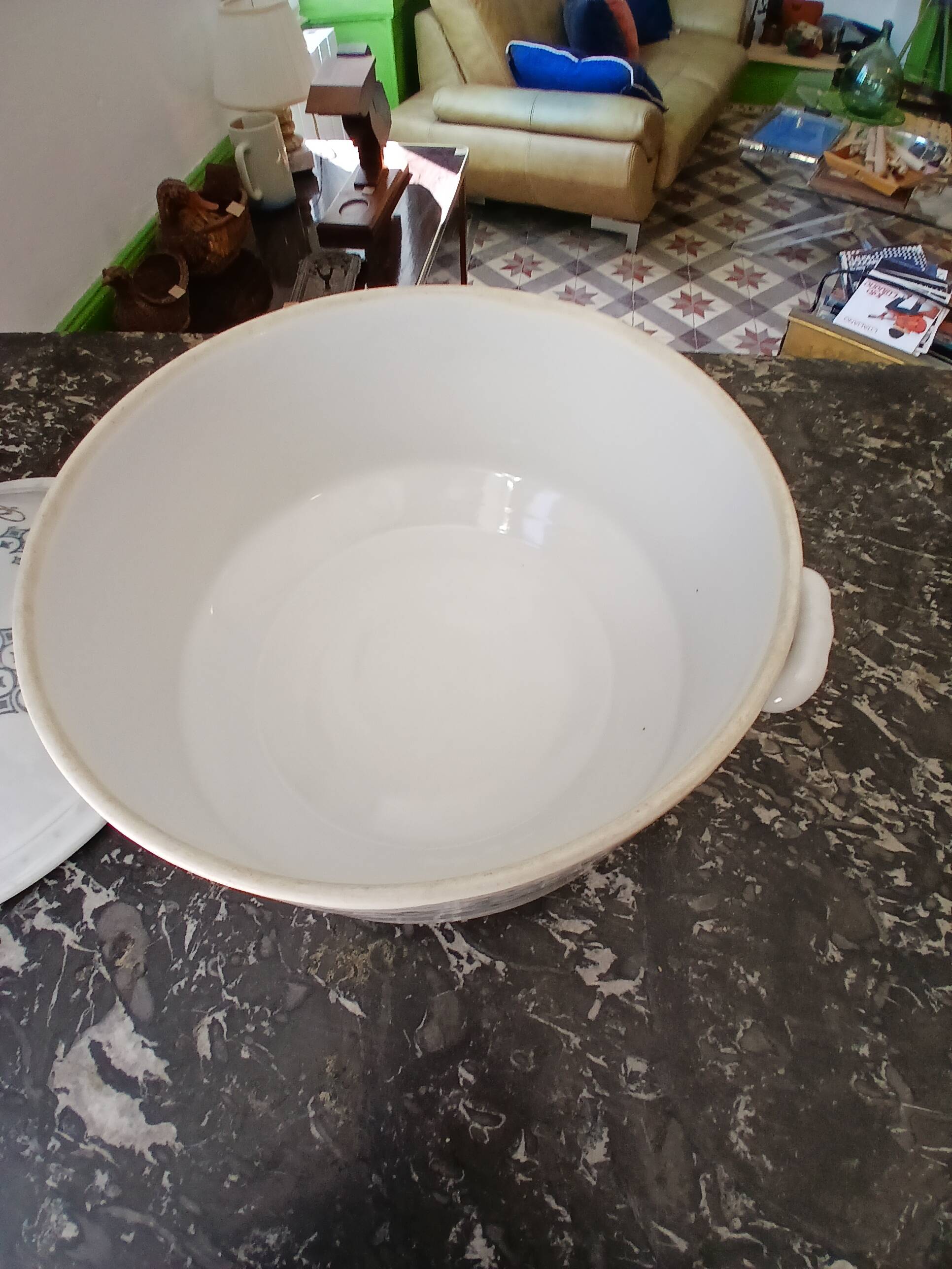 Soup tureen, vegetable dish