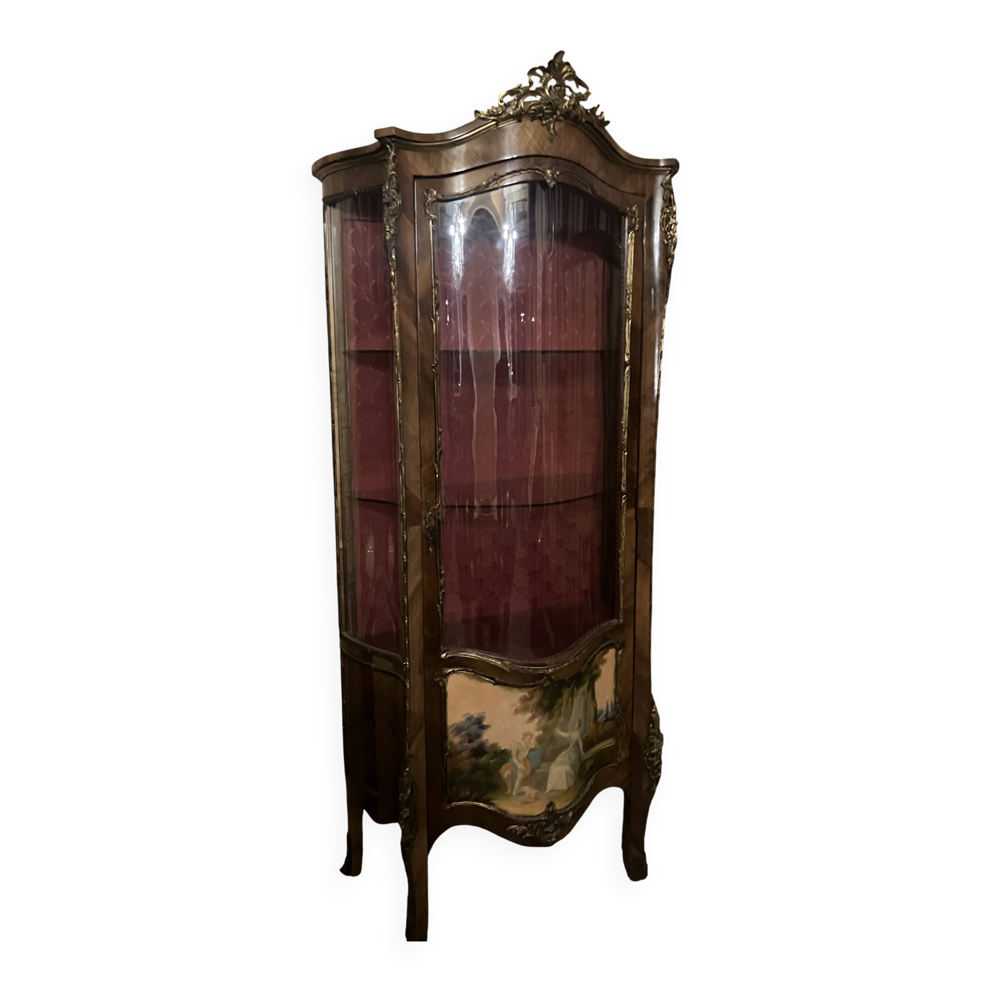 Display cabinet in Louis XV style from the late 19th century in painted wood.