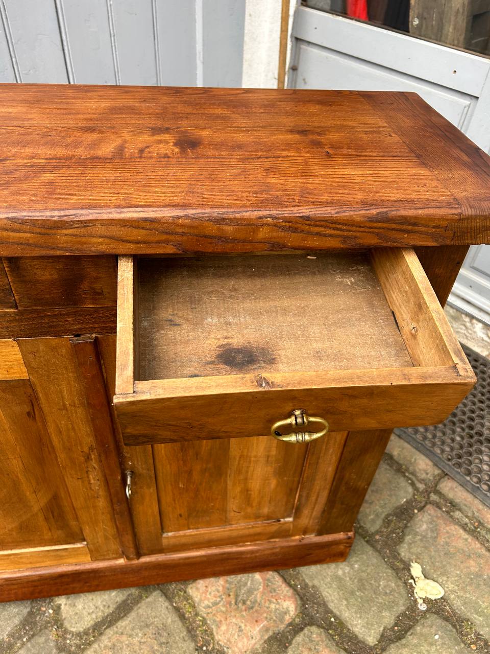 Parisian buffet on skirting boards