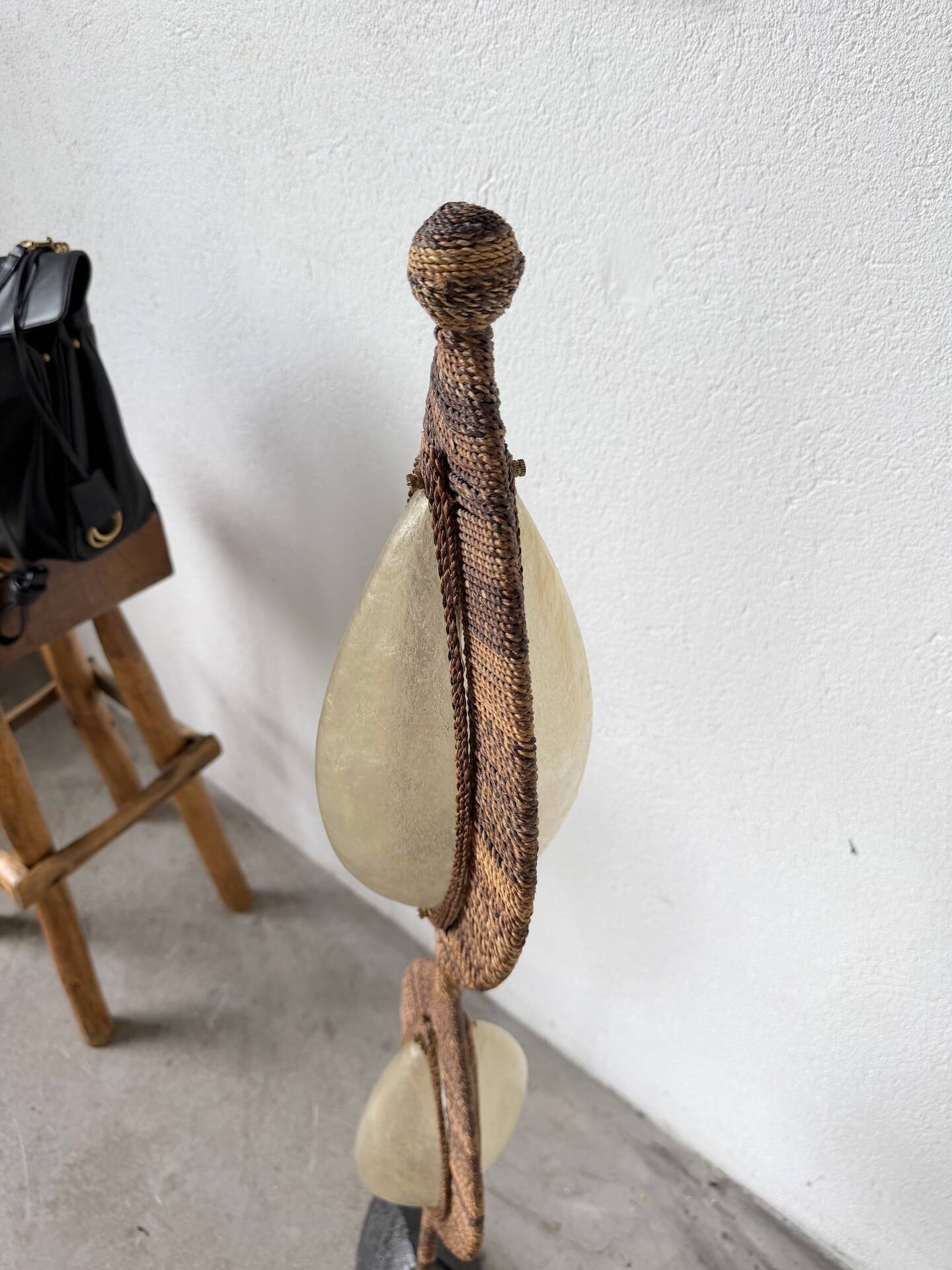 Lampadaire bronze et corde 1970