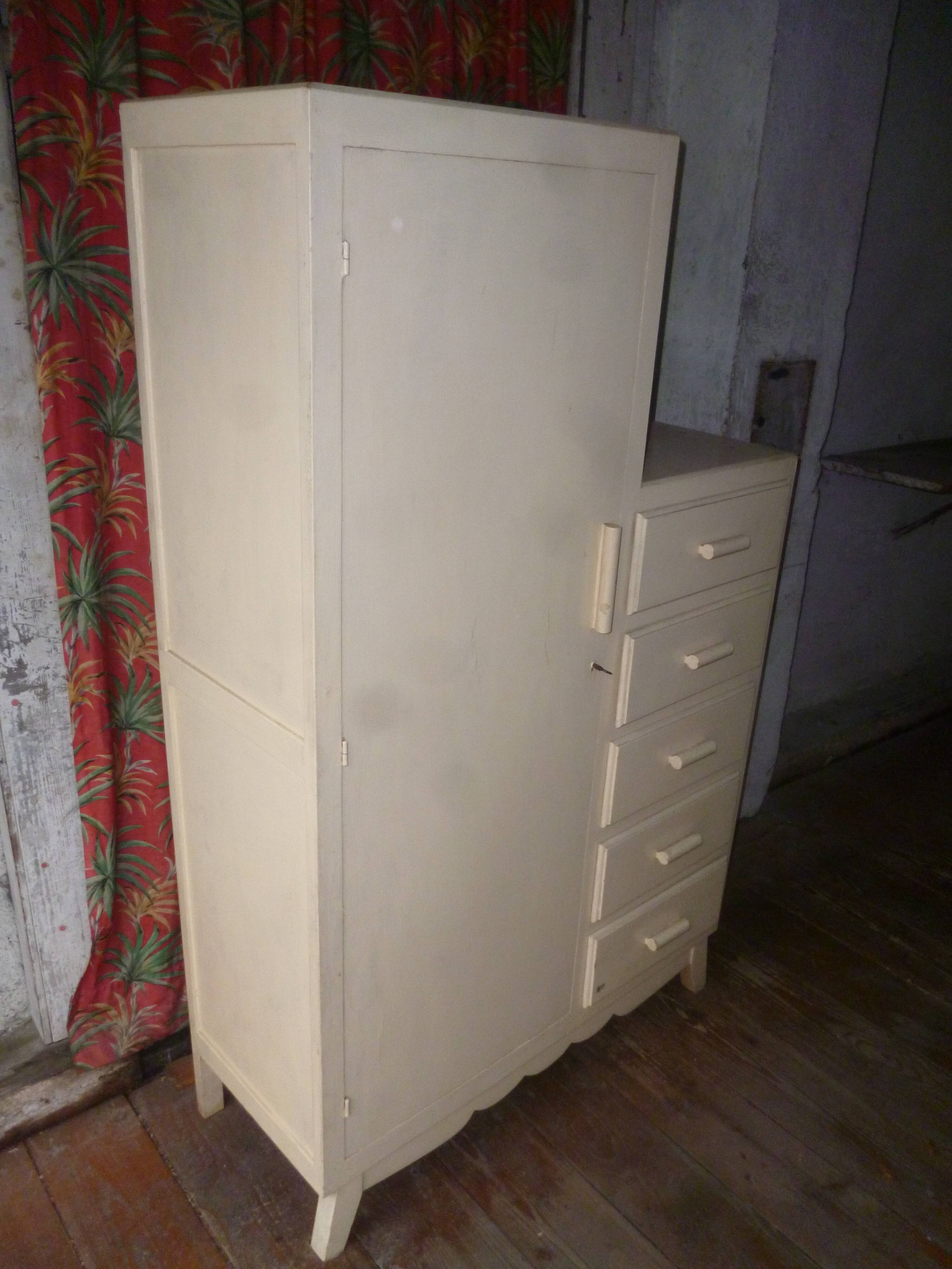 Small parisian wardrobe