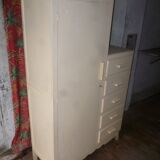 Small parisian wardrobe