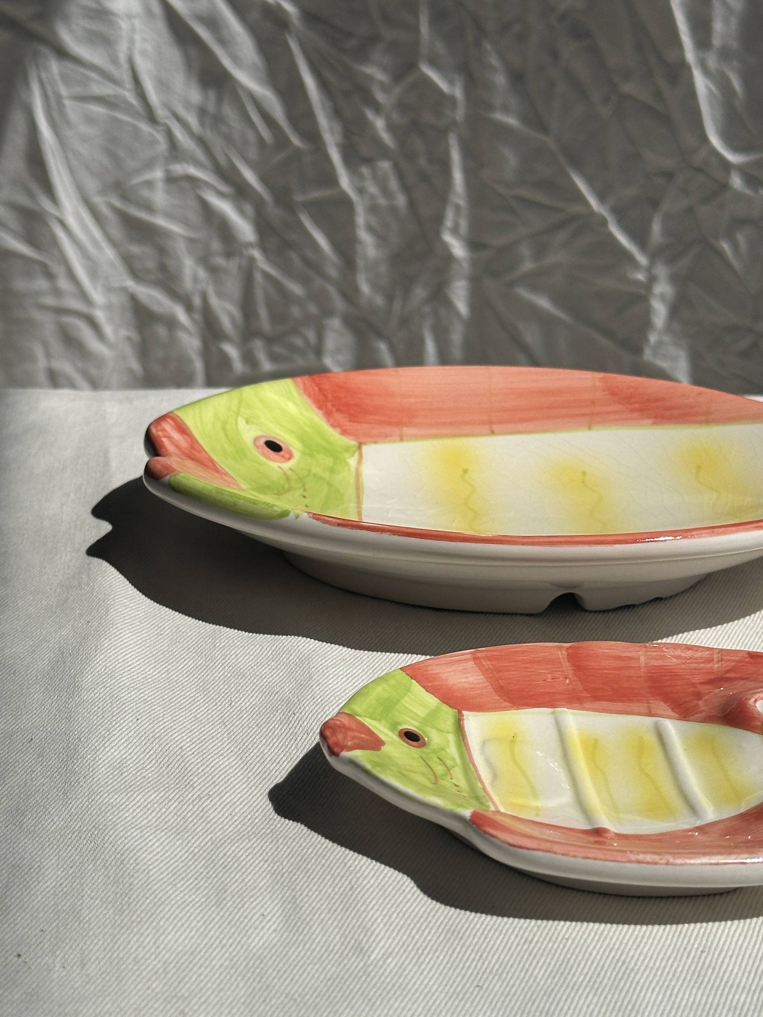 Duo of dishes in the shape of vintage colorful fish