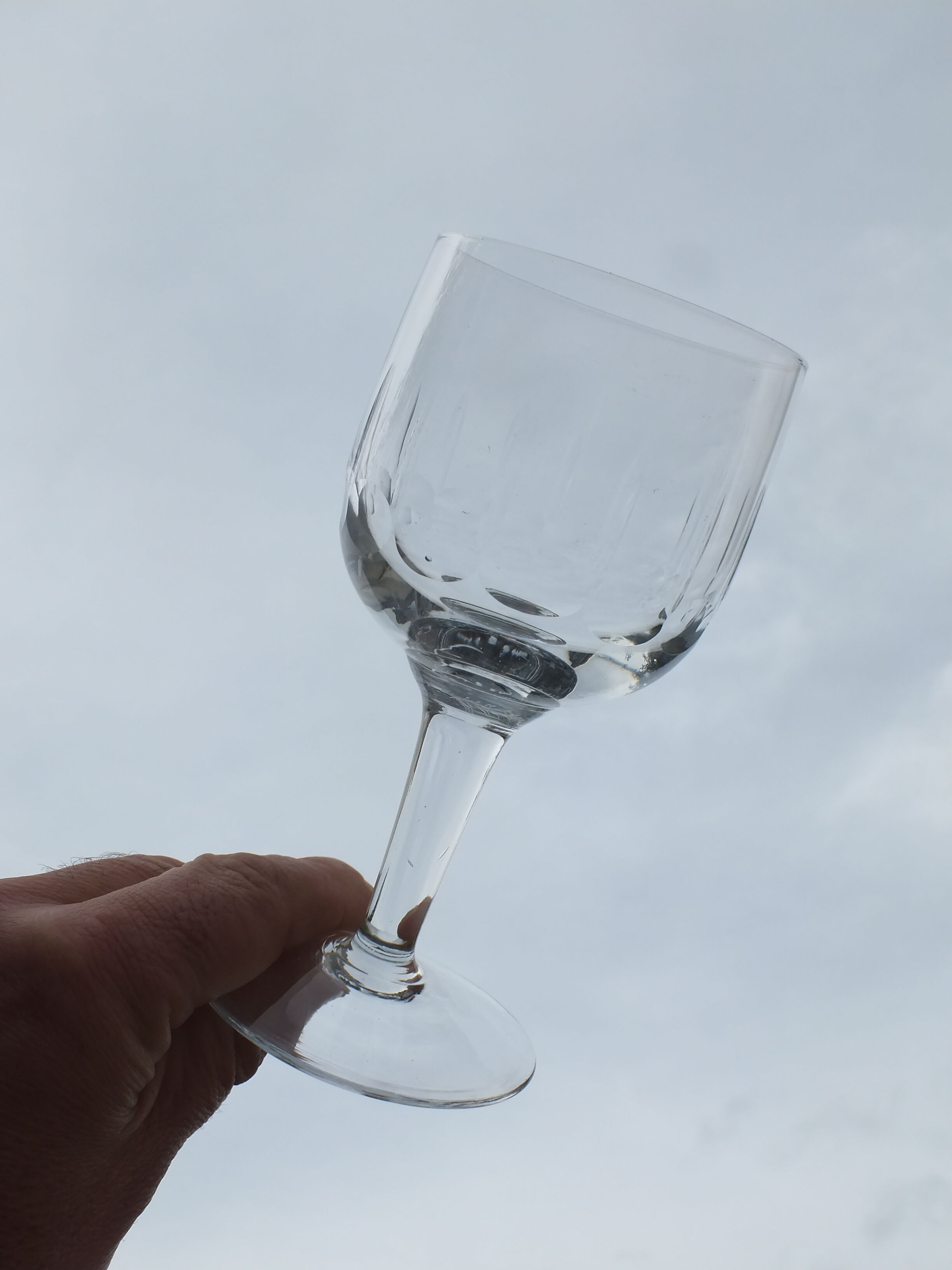 4 engraved glass wine glasses from the 30s