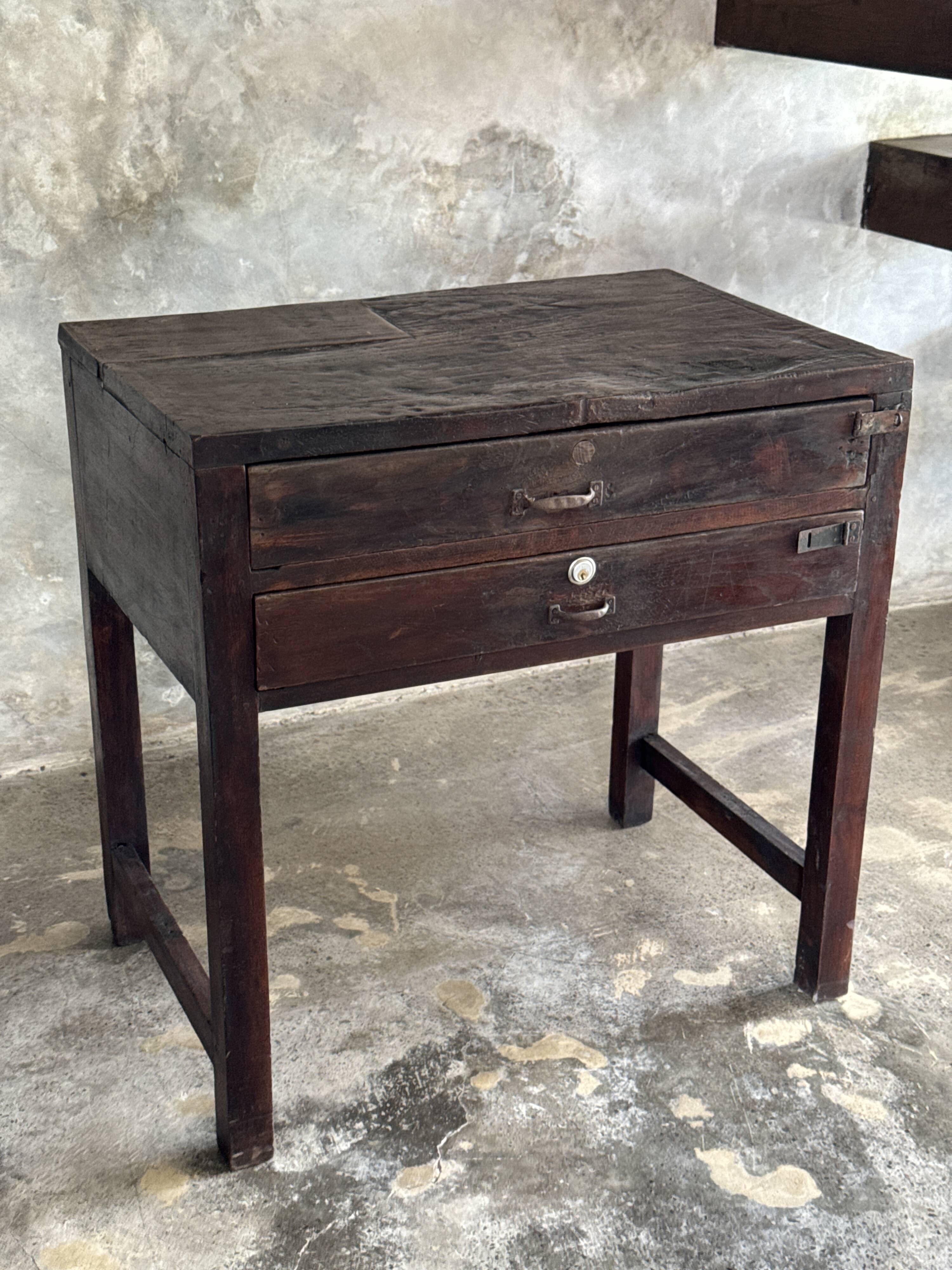 Meuble de métier ancien indonésien en teck à deux tiroirs H80,5 L79,5x51
