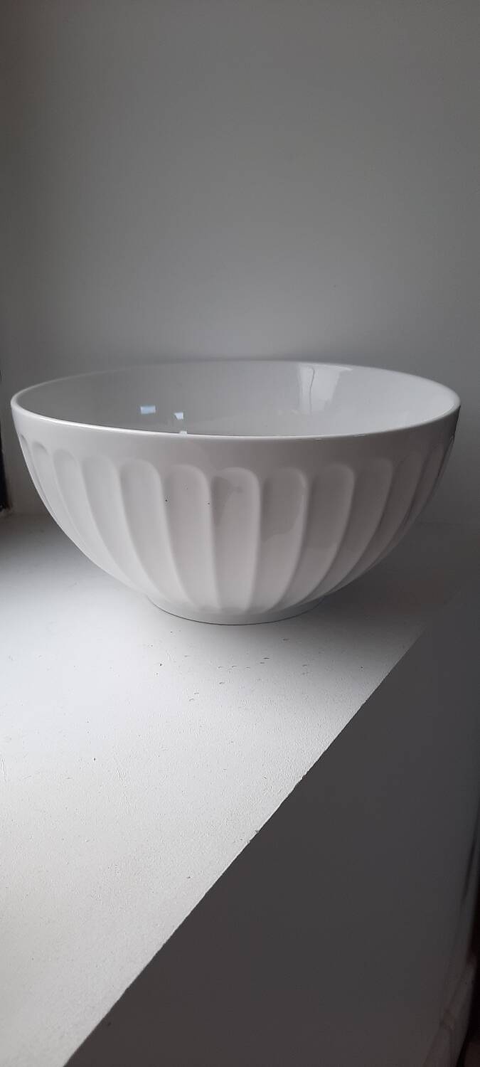 Bowl-shaped salad bowl