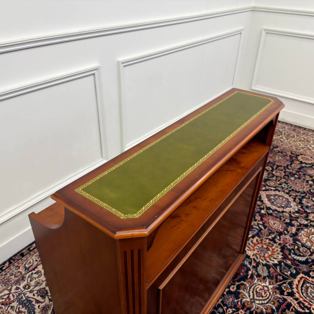 Bar Chesterfield anglais classique avec tabourets de bar