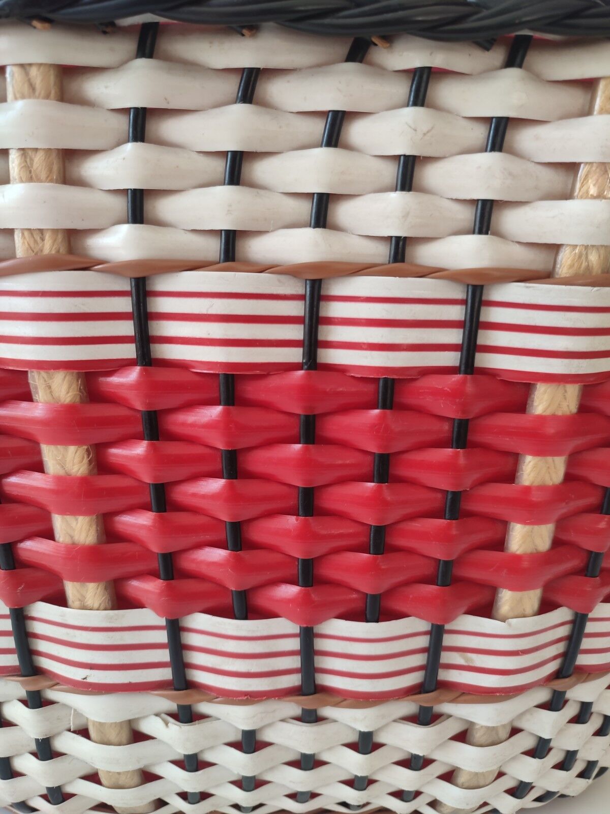 Vintage scoubidou basket