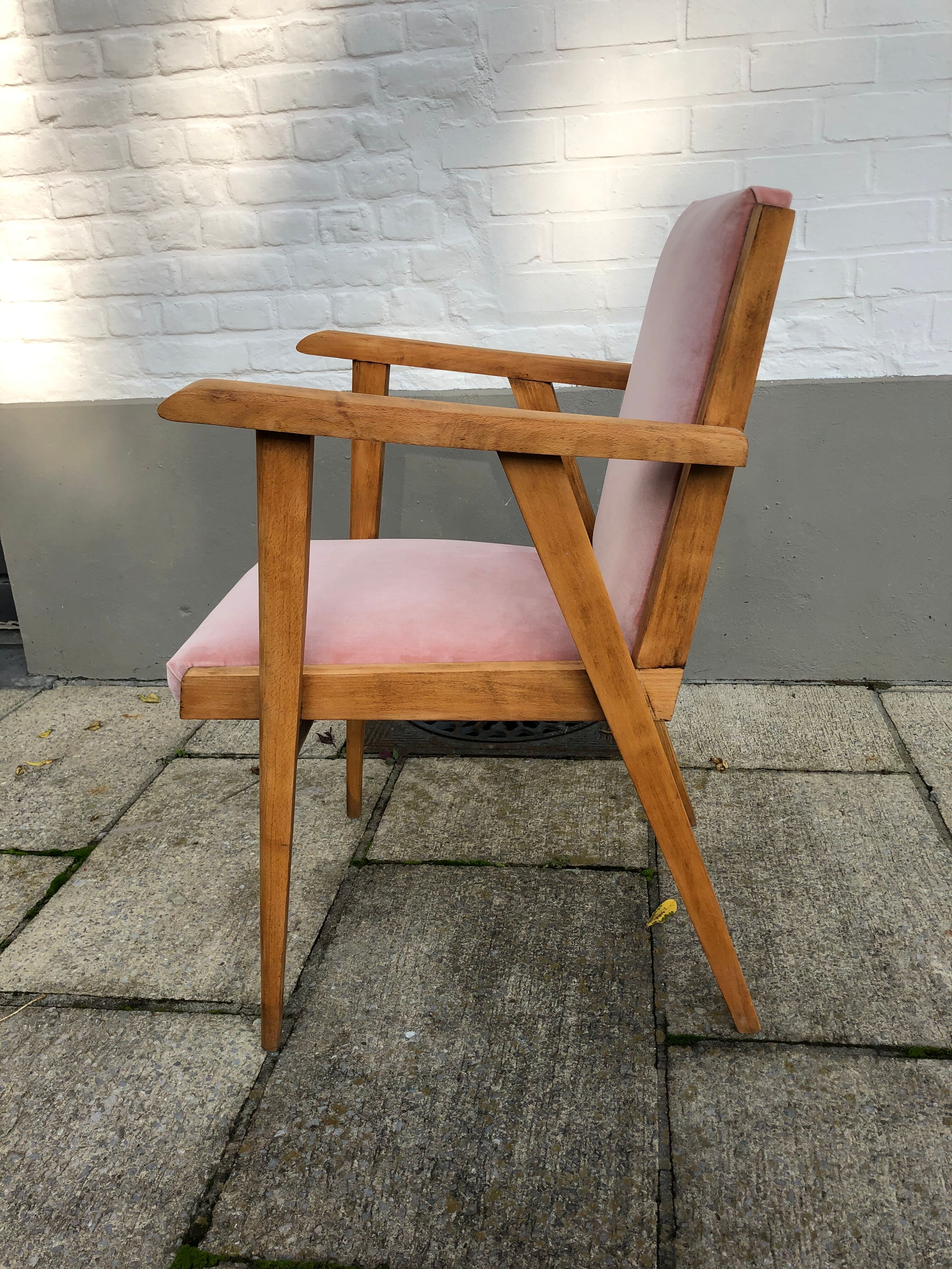 Scandinavian-style retro chair - pink velvet