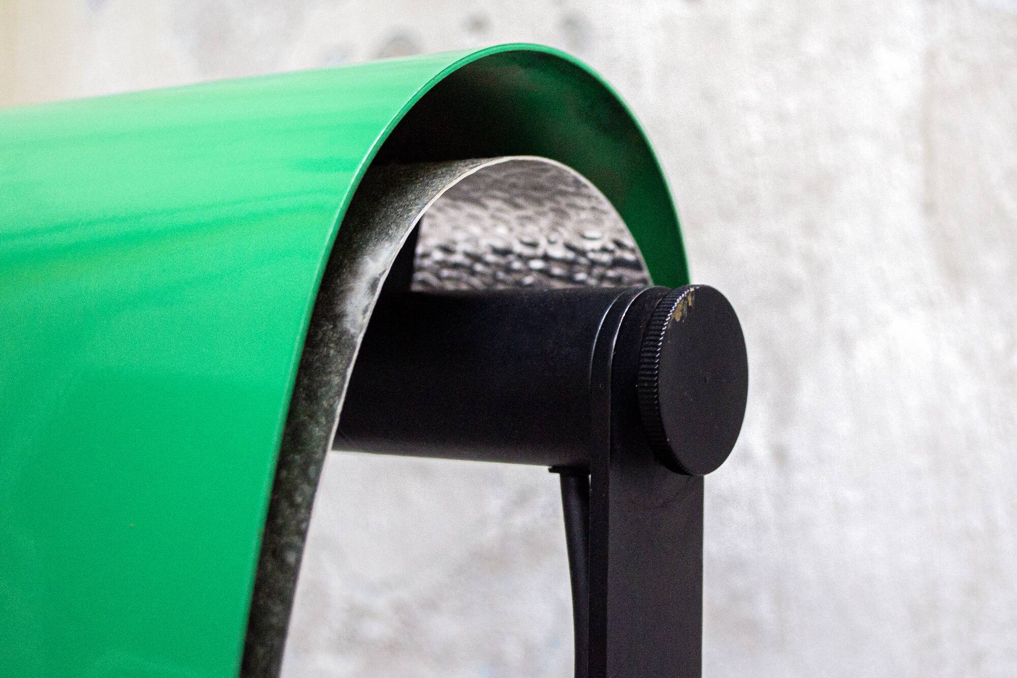 Lampada postmoderna alogena in ferro e pietra serena Italia anni '80