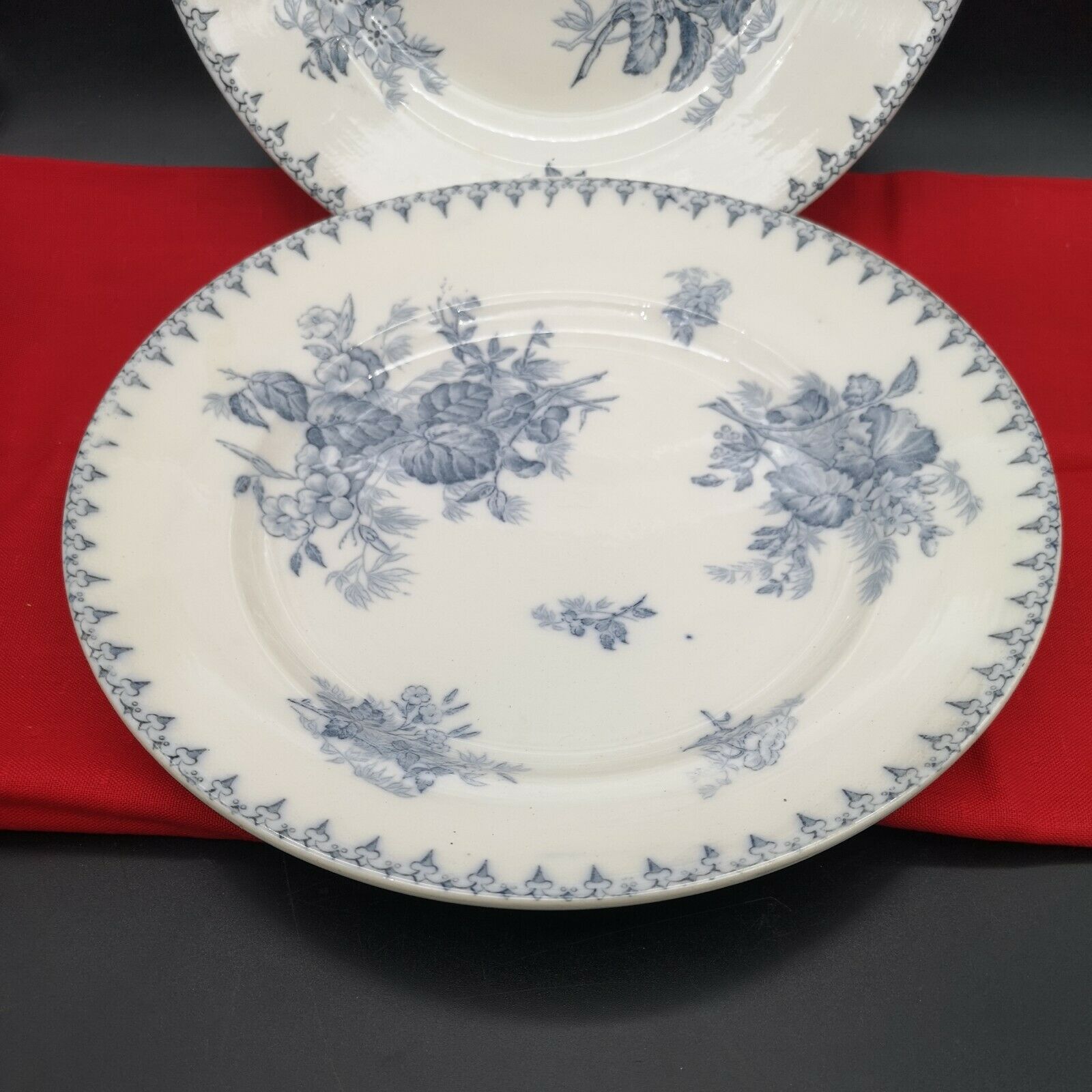 Pair of round dishes in Sarreguemines earthenware model Flore.