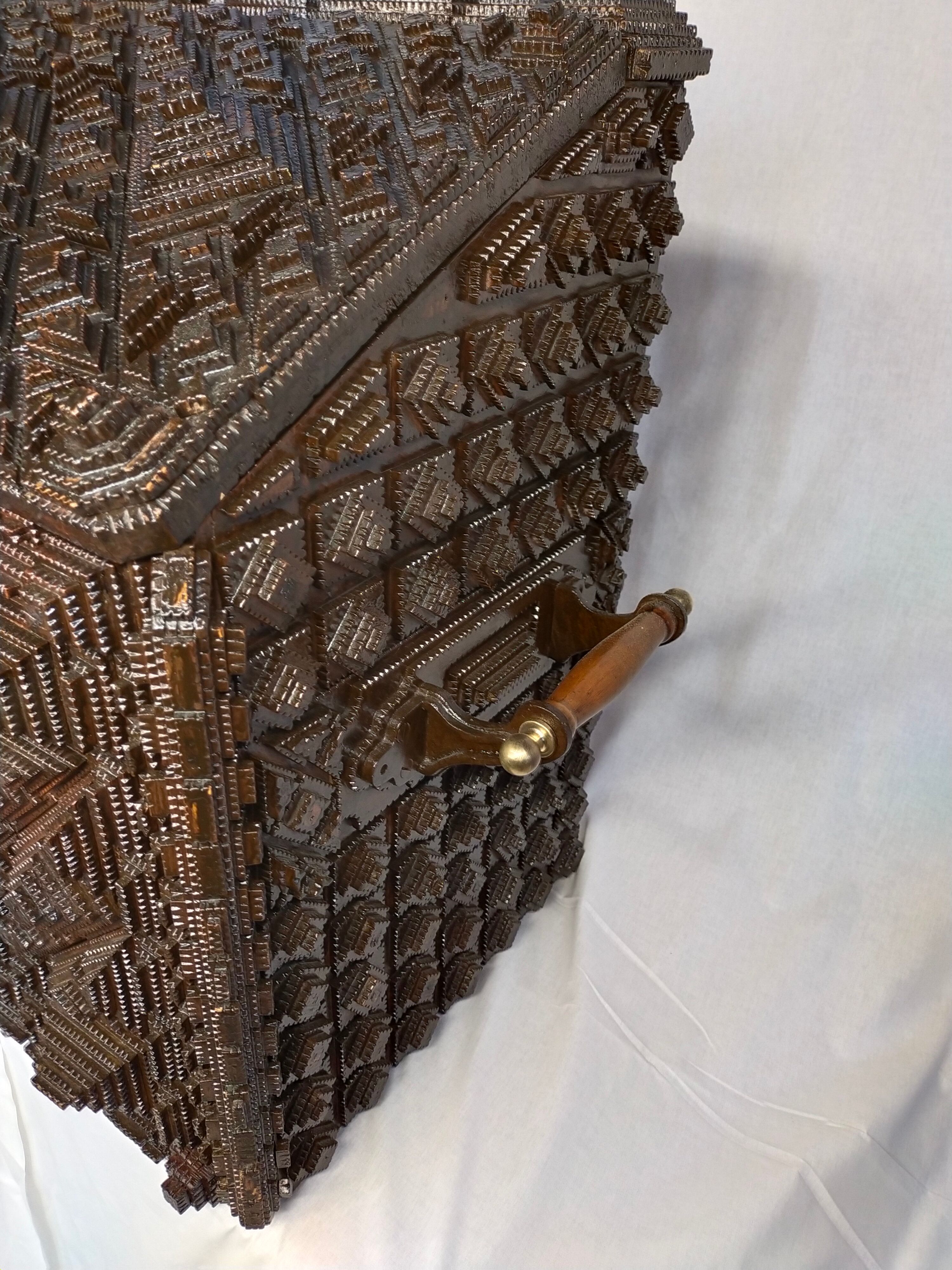 Chest folk art tramp art period 19 eme